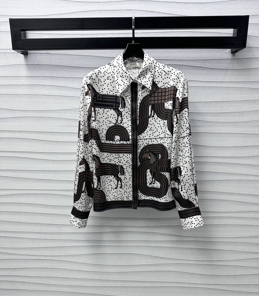 NO:313295,Herme*2025 new product is on the shelves of printed lapel shirts with custom YB imported twill thick material breathable and skin-enhancing comfort, decorated with iconic horse print patterns, full print polka dots are integrated into it, highlighting the brand tone, wide edges of the cuffs are tightened to add layering, dignified and generous, draped smoothly to modify the body lines, surface and auxiliary materials development, lapel long-sleeved shirt tailoring, fashionable and practical, all seasons versatile styles, randomly matched skirts and trousers, commuting upper body is absolutely high-end temperament girl, high-end version 2 colors,, hermes, skirts, shirts, alexander wang19860909Herme*2025新品上架印花翻领衬衫定制YB进口斜纹稠材质 透气养肤舒适 饰以标志性马儿印花图案 满印波点融入其中 彰显品牌调性 袖口宽边束紧处理 增添造型层次感 端庄大方 垂顺利落修饰身材线条 面辅料开发 翻领长袖衬衣剪裁 时尚与实用兼备的四季百搭款式 随意搭配裙装裤装均适配 通勤上身妥妥高阶气质女郎 高版本2色,,hermes,skirts,shirts,alexander wang,Women's clothing