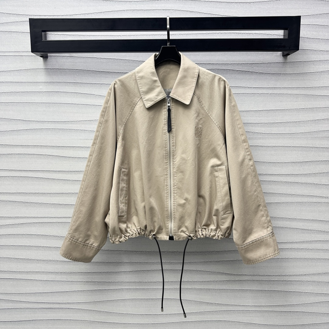 NO:313294,Loew*2025 new product lapel jacket custom made of YB imported twill cotton, crisp, comfortable, stylish, neat and cut easily outlines the right-angle shoulder lines, with drawstring zipper adjustment, easy to put on and take off, add layering of the styling, iconic embroidery logo embellishment on the chest, highlight the brand tone, plaid element lining custom leather card echoes, full details processing, surface auxiliary material development, lapel jacket jacket style cut, random matching, brilliant and fashionable, meet various needs for daily commuting and dates, high version 2 colors,,loewe, jackets & coats, jackets & coats, alexander wang19860909Loew*2025新品上架翻领夹克外套定制YB进口斜纹全棉材质 挺括舒适有型利落裁剪轻松勾勒直角肩线条 配合抽绳拉链调节方便穿脱 增添造型层次感 胸前标志性刺绣徽标点缀装饰 彰显品牌调性 格纹元素内衬定制皮牌呼应 细节处理满分 面辅料开发 翻领夹克外套版型剪裁 随意搭配出彩时髦 满足日常通勤约会多种需求  高版本2色,,loewe,jackets & coats,jackets & coats,alexander wang,Women's clothing