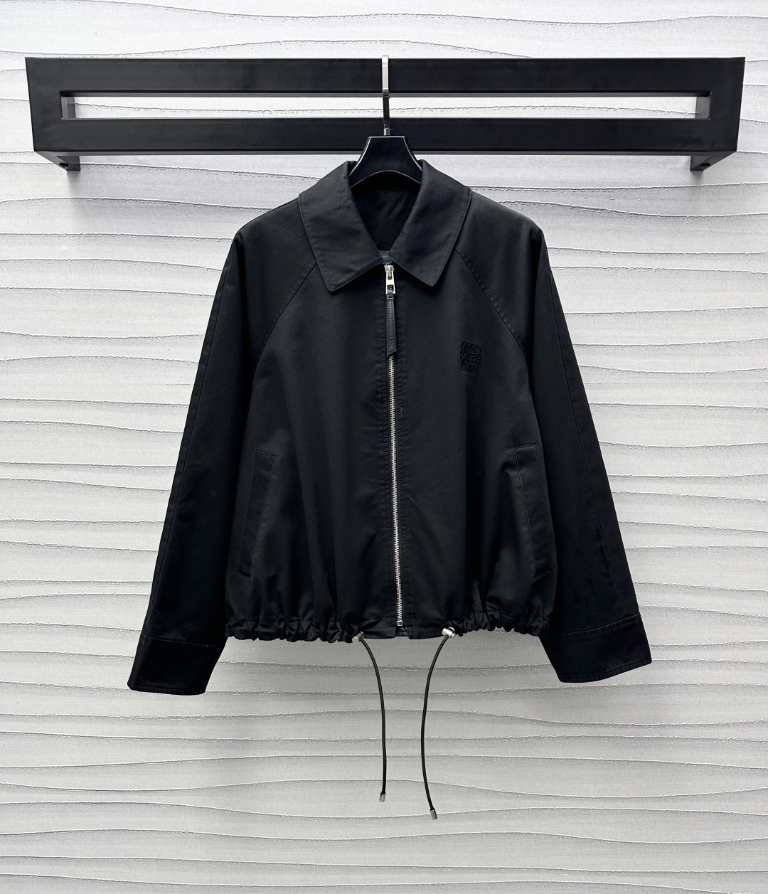 NO:313300,Loew*2025 new product launches lapel jacket custom YB imported twill cotton material, crisp, comfortable and stylish, neat and cut and easy to outline right-angle shoulder lines, combined with drawstring zipper adjustment, easy to put on and take off, adding layered look, iconic embroidery logo embellishment on the chest, highlighting the brand tone, plaid element lining custom leather card echoes, full details processing, surface auxiliary materials development, lapel jacket jacket style cut, random matching, brilliant and fashionable, meet various needs for daily commuting and dates, high version 2 colors,,loewe, jackets & coats, jackets & coats, alexander wang19860909Loew*2025新品上架翻领夹克外套定制YB进口斜纹全棉材质 挺括舒适有型 利落裁剪轻松勾勒直角肩线条 配合抽绳拉链调节方便穿脱 增添造型层次感 胸前标志性刺绣徽标点缀装饰 彰显品牌调性 格纹元素内衬定制皮牌呼应 细节处理满分 面辅料开发 翻领夹克外套版型剪裁 随意搭配出彩时髦 满足日常通勤约会多种需求  高版本2色,,loewe,jackets & coats,jackets & coats,alexander wang,Women's clothing