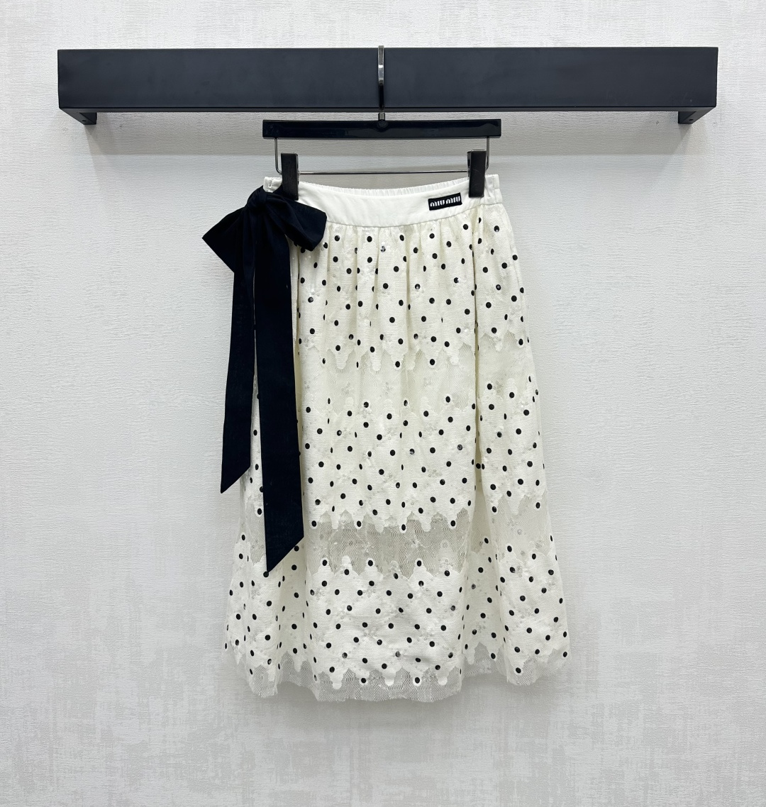 NO:432371,Miumi*2025 new product is on the shelves of the lace-up polka dot skirt custom YB imported lace material, sleek, comfortable and stylish, full-print polka dot pattern elements, side decoration is designed with lace-up bows to add layering to create a casual and relaxing sense of full-score outfit, elegant and generous, iconic letter logo decoration at the waist, highlighting the brand tone, surface auxiliary material development, high-waist pleated skirt tailoring, meet various needs for commuting and dates, elegant and fashionable outfit, high-version,,miumiu, skirts,alexander wang19860909Miumi*2025新品上架系带波点半裙定制YB进口蕾丝材质 垂顺舒适有型 通体满印波点图案元素 侧边饰以系带蝴蝶结设计 增添造型层次感 打造休闲松弛感满分穿搭 优雅大方 腰间点缀标志性字母徽标装饰 彰显品牌调性 面辅料开发 高腰压褶半裙剪裁 满足通勤约会多种需求 穿搭优雅时髦  高版本,,miumiu,skirts,alexander wang,Women's clothing