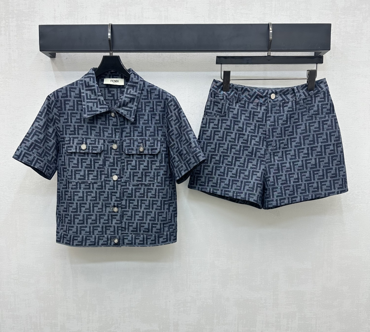 NO:432383,Fend*2025 new product launches on the shelves of jacquard shorts jackets and shorts sets custom YB imported jacquard twill cotton material is crisp and stylish, full of quality, iconic double F jacquard letters are fully laminated, combined with letter leather card design, highlighting the brand tone The top is adjusted with open-clad buttons to facilitate the handling of flip-off pocket style, casual and fashionable, adding a sense of styling, surface accessories development, lapel shorts jackets are paired with high-waist button shorts in the same series, details echo up and down, allowing denim suits to also create a casual and noble sense of dressing. The set is fashionable and fashionable. High-version, fendi, shorts, jackets & coats, T-shirt, alexander wang19860909Fend*2025新品上架提花短袖外套短裤套装定制YB进口提花斜纹棉材质 挺括有型 品相十足 通体标志性双F提花字母满铺元素 配合字母皮牌设计 彰显品牌调性 上衣饰以开襟纽扣调节方便穿脱翻盖口袋版型处理 休闲时尚 增添造型层次感 面辅料开发 翻领短袖外套搭配同系列高腰系扣短裤 细节上下呼应 让牛仔套装也能穿搭出休闲贵气感 成套穿搭时髦洋气  高版本,,fendi,shorts,jackets & coats,T-shirt,alexander wang,Women's clothing