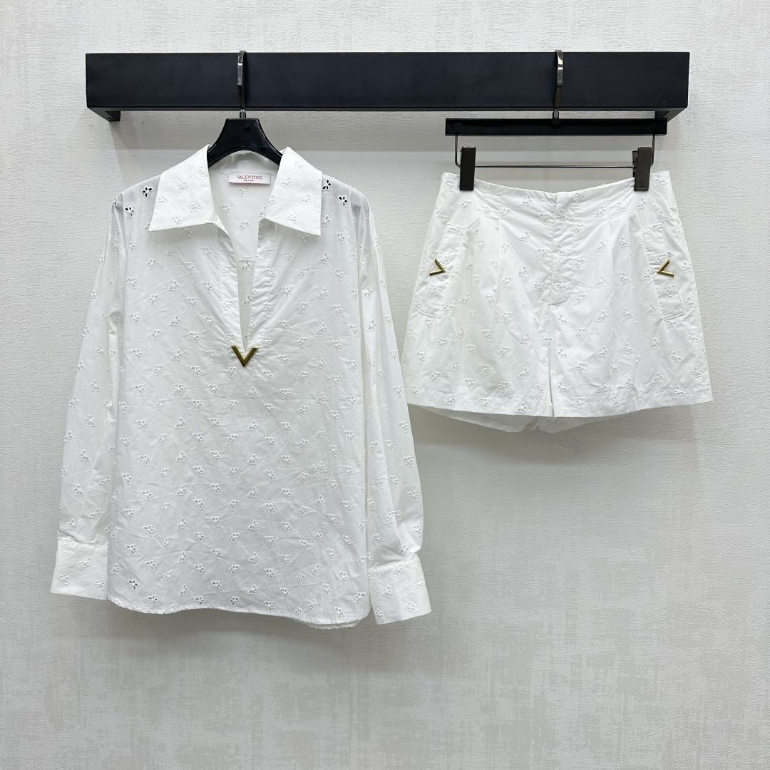 NO:432347,Valentin*2025 new product launches butterfly hollow top shorts set customized YB imported twill cotton material, delicate and crispy. The top is decorated with the iconic V letter metal logo and the deep V plaid design to highlight the brand tone. The whole body is covered with handmade butterfly embroidery hollowing treatment to add layering of the shape. The surface and auxiliary materials are developed. Long-sleeved tops are matched with the same series of high-waisted wide-leg shorts. The details are echoed up and down. The set of high-end and lazy dressing is high-end. High-version 2 colors, valentino, shorts, alexander wang19860909Valentin*2025新品上架蝴蝶镂空上衣短裤套装定制YB进口斜纹全棉材质 细腻挺括有型 上衣饰以标志性V字母金属徽标配合深V开襟设计 彰显品牌调性 通体满铺手工蝴蝶刺绣镂空处理 增添造型层次感 面辅料开发 长袖上衣搭配同系列高腰阔腿短裤 细节上下呼应 成套穿搭高级慵懒  高版本2色,,valentino,shorts,alexander wang,Women's clothing
