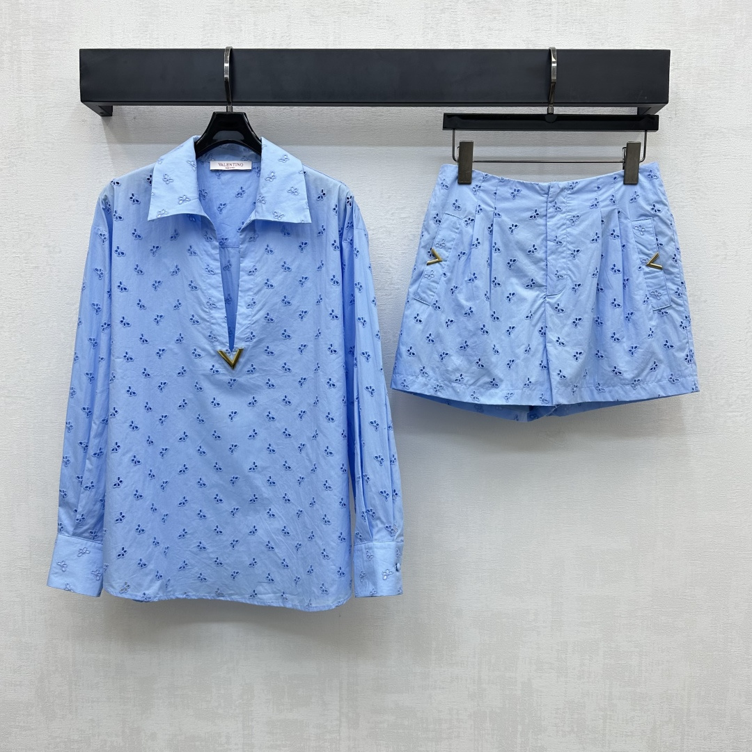 NO:432359,Valentin*2025 new product launches butterfly hollow top shorts set customized YB imported twill cotton material, delicate and crispy. The top is decorated with the iconic V letter metal logo and the deep V plaid design to highlight the brand tone. The whole body is covered with handmade butterfly embroidery hollowing treatment to add layering of the shape. The surface and auxiliary materials are developed. Long-sleeved tops are matched with the same series of high-waisted wide-leg shorts. The details are echoed up and down. The set of high-end and lazy dressing is high-end. High-version 2 colors, valentino, shorts, alexander wang19860909Valentin*2025新品上架蝴蝶镂空上衣短裤套装定制YB进口斜纹全棉材质 细腻挺括有型 上衣饰以标志性V字母金属徽标配合深V开襟设计 彰显品牌调性 通体满铺手工蝴蝶刺绣镂空处理 增添造型层次感 面辅料开发 长袖上衣搭配同系列高腰阔腿短裤 细节上下呼应 成套穿搭高级慵懒  高版本2色,,valentino,shorts,alexander wang,Women's clothing
