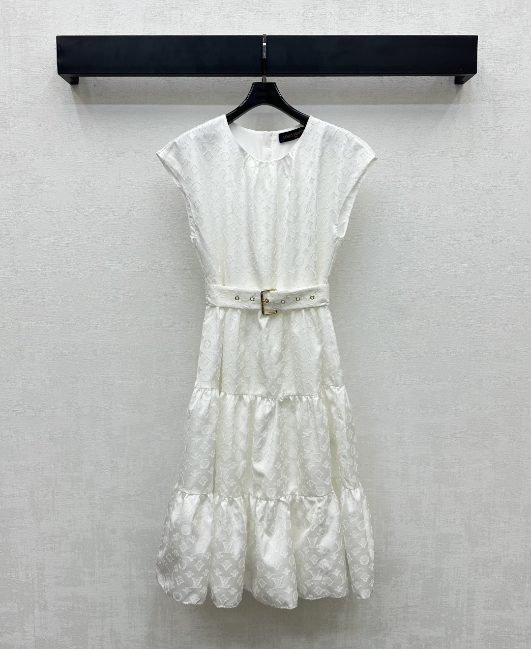 NO:432341,Louis Vuitto*2025 new product is available on the shelves of cake layered jacquard vest skirt. Customized YB imported twill jacquard material. Gloss and comfortable. The whole body is iconic four-leaf clover elements and letter jacquard logo elements. Shows the brand tone. The back is adjusted with a half-clad leather buckle and zipper. The perforated belt design of this cloth is added to the layering of the shape. Easily outline the line proportions to modify the body. The surface and auxiliary materials are developed. Sleeveless dress style cut. Commuter dates are simple and elegant. High-end 2 colors., louis vuitton, skirts, alexander wang19860909Louis Vuitto*2025新品上架蛋糕层叠提花背心裙定制YB进口斜纹绸提花材质 光泽垂顺舒适 通体标志性四叶草元素和字母提花徽标元素 彰显品牌调性 后背沿用半开襟皮扣拉链调节处理本布穿孔腰带设计 增添造型层次感 轻松勾勒线条比例修饰身形 面辅料开发 无袖连衣裙版型剪裁 通勤约会穿搭简约大气 优雅时髦 高版本2色,,louis vuitton,skirts,alexander wang,Women's clothing