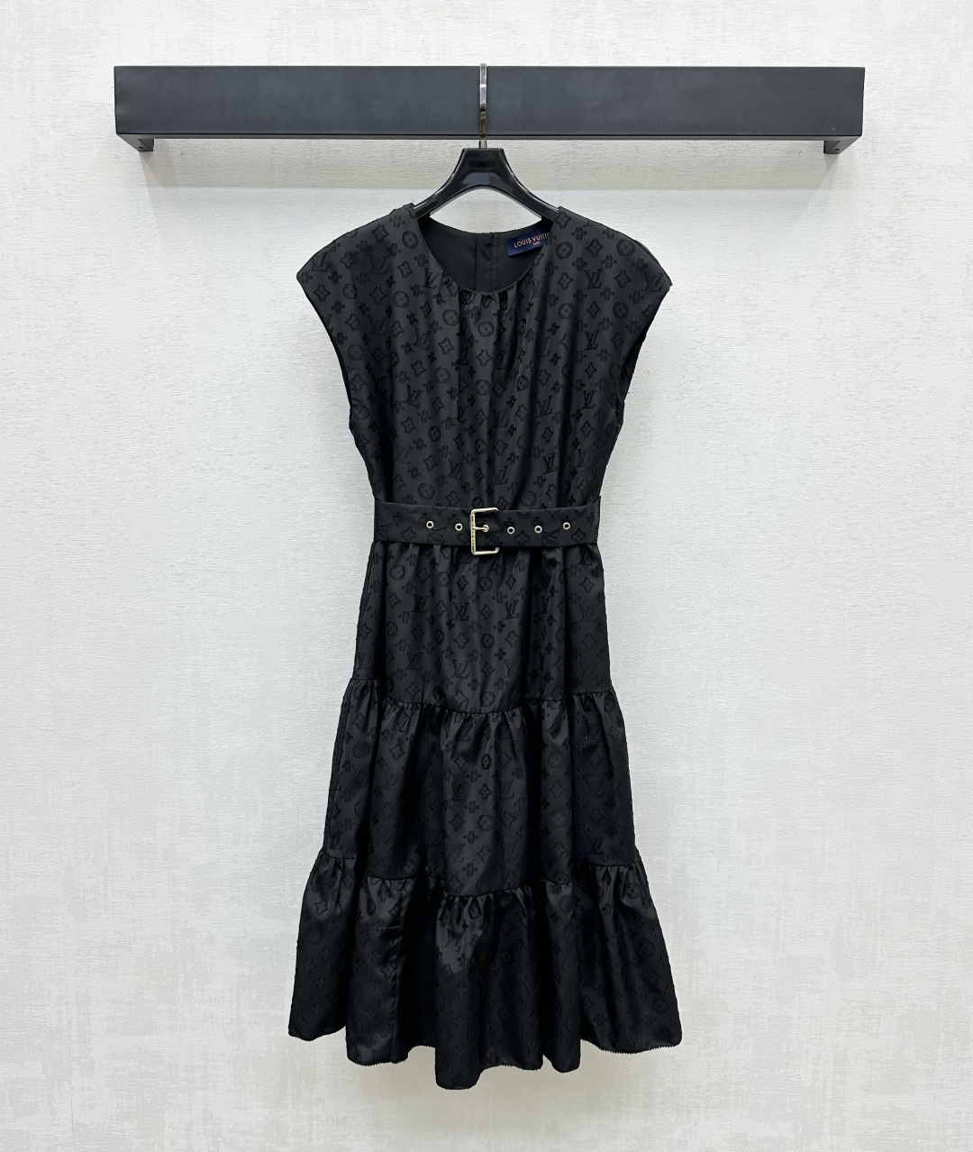 NO:432348,Louis Vuitto*2025 new product is available on the shelves of cake layered jacquard vest skirt. Customized YB imported twill jacquard material. Gloss and comfortable. The whole body is iconic four-leaf clover elements and letter jacquard logo elements. Shows the brand tone. The back is adjusted with a half-clad leather buckle and zipper. The perforated belt design of this cloth is added to the layering of the shape. Easily outline the line proportions to modify the body. The surface and auxiliary materials are developed. Sleeveless dress style cut. Commuter dates are simple and elegant. High-end 2 colors., louis vuitton, skirts, alexander wang19860909Louis Vuitto*2025新品上架蛋糕层叠提花背心裙定制YB进口斜纹绸提花材质 光泽垂顺舒适 通体标志性四叶草元素和字母提花徽标元素 彰显品牌调性 后背沿用半开襟皮扣拉链调节处理本布穿孔腰带设计 增添造型层次感 轻松勾勒线条比例修饰身形 面辅料开发 无袖连衣裙版型剪裁 通勤约会穿搭简约大气 优雅时髦 高版本2色,,louis vuitton,skirts,alexander wang,Women's clothing