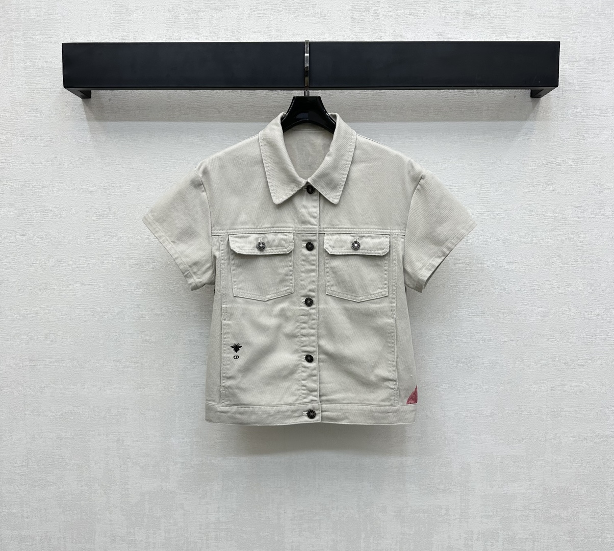 NO:433773,Dio*2025 new product is available for shelves of painted printed denim jackets, customized YB imported twill cotton denim material, breathable and comfortable, full texture, large-area painting techniques, outline tropical coconut tree resort island patterns, embellish the letters and slogan patterns, enrich visual effects, use open-clad buttons to adjust and facilitate putting on and off the flip pocket pattern design, add layered styling, and incorporate the iconic CD bee logo on the waist to highlight the brand tone, surface auxiliary materials development, lapel short-sleeved jacket tailoring, can be matched with the same series of shorts, complete sets of outfits are brilliant and fashionable, high-version,,dior, shorts, jackets & coats,T-shirt,alexander wang19860909Dio*2025新品上架彩绘印花牛仔外套定制YB进口斜纹棉牛仔材质 透气舒适 质感十足 后背以大面积彩绘手法 勾勒热带椰树度假岛屿图案 点缀字母标语图案 丰富视觉效果 沿用开襟纽扣调节方便穿脱翻盖口袋版型设计 增添造型层次感 腰侧融入标志性CD蜜蜂徽标 彰显品牌调性 面辅料开发 翻领短袖外套剪裁 可搭配同系列短裤 成套穿搭出彩时髦 高版本,,dior,shorts,jackets & coats,T-shirt,alexander wang,Women's clothing