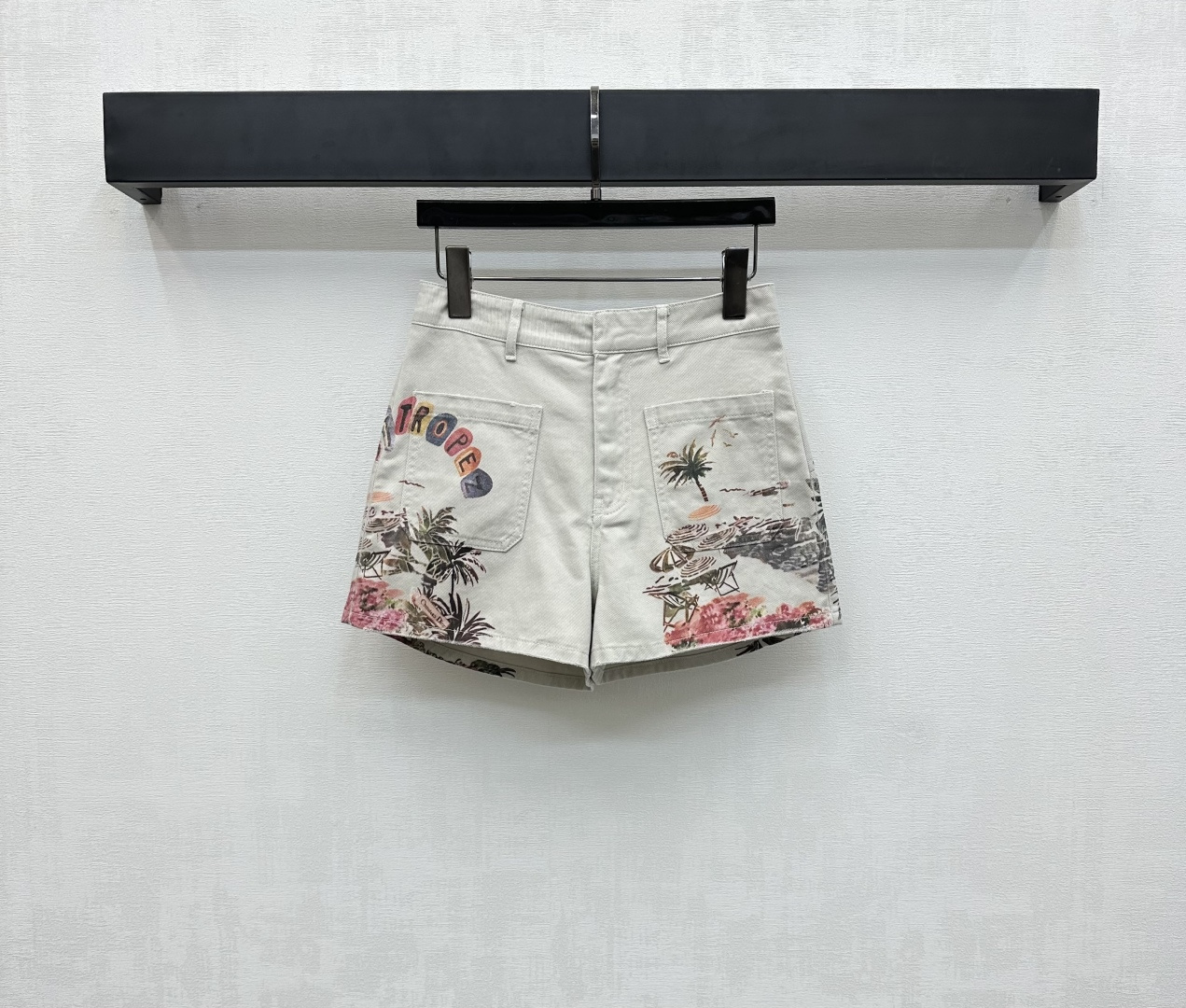 NO:433796,Dio*2025 new product is available for shelves of painted printed denim shorts customized YB imported twill cotton denim material, breathable and comfortable, full texture, large-area painting techniques, outline tropical coconut tree resort island patterns, embellish the letters and slogan patterns, highlight the brand tone, rich visual effects, high-waist buckle symmetrical pocket pattern design, add layered shape, surface auxiliary material development, high-waist buckle shorts tailored, can be matched with the same series of jackets, complete sets of outfits are brilliant and fashionable, high-version,,dior, shorts, jackets & coats,alexander wang19860909Dio*2025新品上架彩绘印花牛仔短裤定制YB进口斜纹棉牛仔材质 透气舒适 质感十足 通体以大面积彩绘手法 勾勒热带椰树度假岛屿图案 点缀字母标语图案 彰显品牌调性 丰富视觉效果 高腰系扣对称口袋版型设计 增添造型层次感 面辅料开发 高腰系扣短裤剪裁 可搭配同系列外套 成套穿搭出彩时髦 高版本,,dior,shorts,jackets & coats,alexander wang,Women's clothing