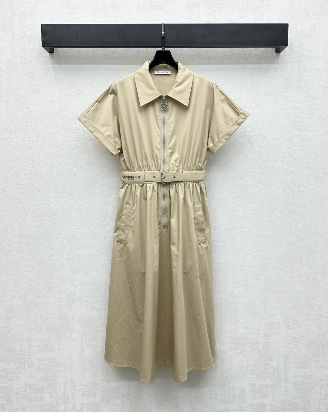 NO:433797,Dio*2025 new product lapel short-sleeved dress customized with custom YB imported twill cotton material, glossy, comfortable and breathable, voxel color uses cutting and details to improve the precision, half-plate zipper design, adjust the elastic slit at will, and make it easier to put on and off. Three-dimensional pleats and contour lines extend to the hem. Combined with this fabric perforated belt, highlighting the waistline, adding layered styling, embroidered with the waist, embellished with iconic letter embroidered logo decoration, highlighting the brand tone, surface auxiliary materials development, belt dress tailoring, enhance the texture and add neatness to the elegant charm of women. High-end version,,dior, skirts, T-shirt, alexander wang19860909Dio*2025新品上架翻领短袖连衣裙定制YB进口斜纹全棉材质 光泽舒适透气 通体素色利用裁剪和细节提升精致度 半开襟拉链设计 随意调节松紧开衩更方便穿脱 立体压褶和轮廓线延伸至下摆 配合本布穿孔腰带突出腰线 增添造型层次感 腰间点缀标志性字母刺绣徽标装饰 彰显品牌调性 面辅料开发 腰带连衣裙剪裁 提升质感平添利落 凸显女性优雅魅力  高版本,,dior,skirts,T-shirt,alexander wang,Women's clothing