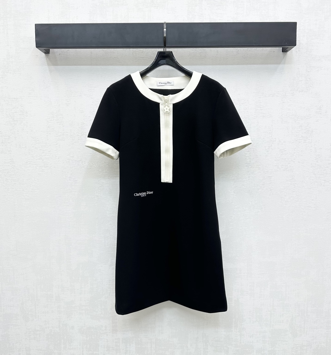 NO:433801,Dio*2025 new product is available for contrasting color dress custom YB imported twill cotton blend material, smooth and comfortable, voxel color uses cut and details to enhance the exquisiteness, the neckline cuffs and placket edges are decorated with white contrasting color, forming a collision with the large body, adding a sense of styling layering, the waist embroidered with iconic letter embroidery logo decoration, highlighting the brand tone, waist-closing micro A skirt treatment to accommodate the figure, surface auxiliary materials development, round neck short-sleeved dress tailoring, exquisite charm of the upper body, fashionable and fashionable, high-version, dior, skirts, T-shirt, alexander wang19860909Dio*2025新品上架撞色连衣裙定制YB进口斜纹棉混纺材质 光泽垂顺舒适 通体素色利用裁剪和细节提升精致度 领口袖口和开襟边缘饰以白色撞色包裹 与大身形成碰撞 增添造型层次感 腰侧点缀标志性字母刺绣徽标装饰 彰显品牌调性 收腰微A裙摆处理包容身材 面辅料开发 圆领短袖连衣裙剪裁 上身精致魅力 穿搭洋气时髦  高版本,,dior,skirts,T-shirt,alexander wang,Women's clothing