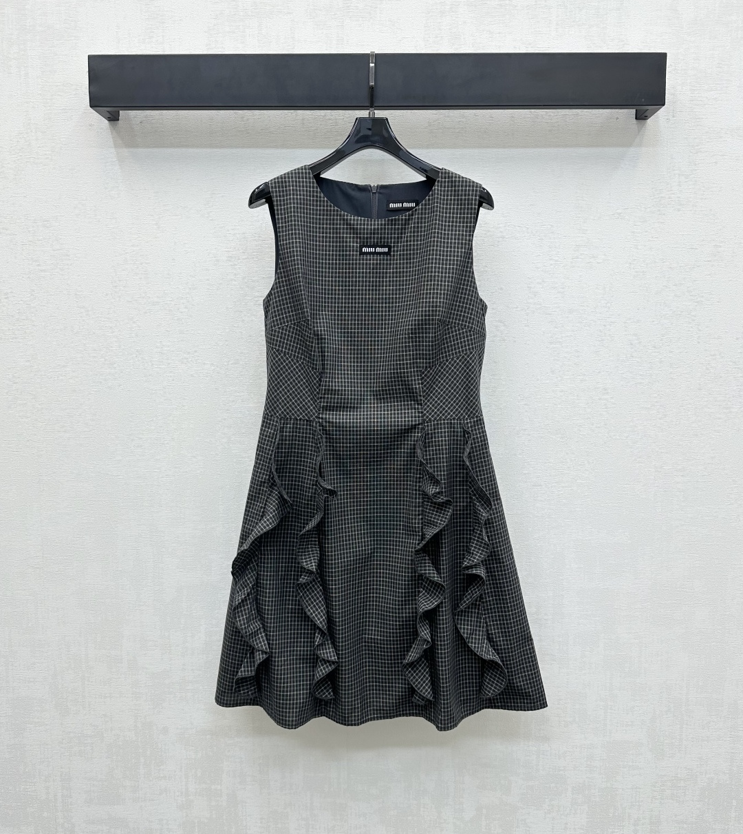 NO:433779,Miumi*2025 new product is on the shelves of the plaid pleated vest skirt, customized YB imported twill material, delicate, smooth and comfortable, full body plaid design uses cutting and details to enhance the exquisiteness, simple and fashionable, back zipper adjustment is easy to put on and off, iconic letter logo embellishes the chest, highlighting the brand tone, adding a neat sense, the hem skirt is decorated with pleated lace splicing to add a sense of styling, neat pleated pleated lines highlighting the proportion curve, surface auxiliary materials development, sleeveless dress tailoring, commuting and date outfits are more fashionable, high-version,,miumiu, skirts,alexander wang19860909Miumi*2025新品上架格纹压褶背心裙定制YB进口斜纹绸材质 细腻垂顺舒适 通体格纹满铺设计利用裁剪和细节提升精致度 简约时尚 后背拉链调节处理方便穿脱 标志性字母徽标点缀胸前 彰显品牌调性 平添利落感 下摆裙身饰以褶皱花边拼接装饰 增添造型层次感 利落压褶修饰线条凸显比例曲线 面辅料开发 无袖连衣裙剪裁 通勤约会穿搭更为洋气时髦  高版本,,miumiu,skirts,alexander wang,Women's clothing