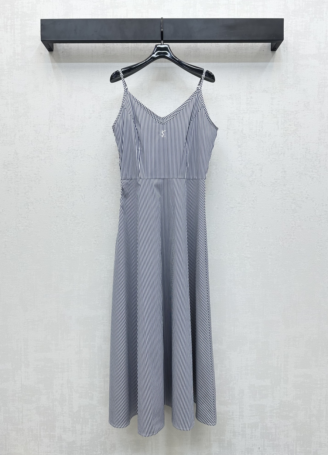 NO:433785,Ysl / Saint Laurent*2025 new product is on the shelves of striped suspender dress customized YB imported twill cotton material, swaying and breathable and comfortable, the whole body vertical stripes are simple and fashionable, the chest is embroidered with iconic letter embroidery logo decoration, showing the brand tone, easily showing the style of the Miao Department College, with the umbrella-shaped pleated skirt design, adding layered look, agile covers the hips, presenting youthful temperament, outlining curves to make the legs look slimming, and long legs are developed. The auxiliary materials of the suspender vest dress is cut easily to create a good proportion. The outfit is full of age-reducing college style. High-version, saint laurent, saint laurent, skirts, alexander wang19860909Ysl / Saint Laurent*2025新品上架条纹吊带连衣裙定制YB进口斜纹全棉材质 垂顺透气舒适 通体竖条纹装饰简约时尚 胸前点缀标志性字母刺绣徽标装饰 彰显品牌调性 轻松展现缪系学院风范格调 配合伞状压褶裙摆设计 增添造型层次感 灵动遮胯 呈现青春气质 勾勒曲线显瘦显腿长 面辅料开发 吊带背心连衣裙剪裁 轻松打造好比例 穿搭满满减龄学院风格  高版本,,saint laurent,saint laurent,skirts,alexander wang,Women's clothing