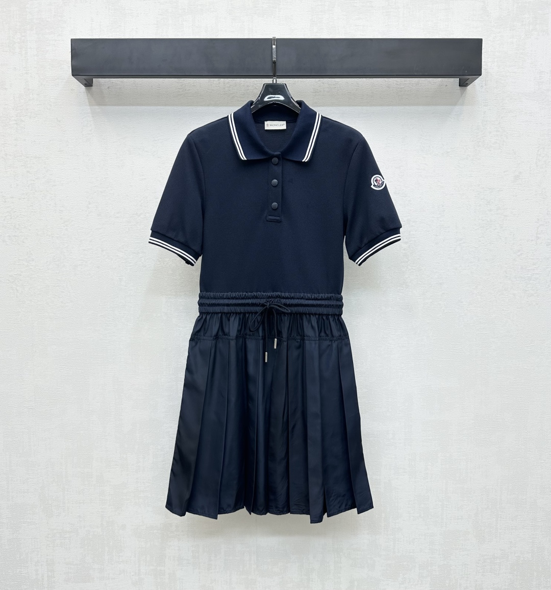 NO:433791,Moncle*2025 new product splicing dress customized with YB imported red cotton nylon material, breathable, comfortable and stylish, the collar edges are striped knitted edge details, the cuffs are decorated with iconic badges, highlighting the brand tone, elastic perforated drawstring adjustment at waist, matching with the pleated skirt design, adding layered styling, inclusive body outlines the waistline and divide the upper and lower body proportions, surface auxiliary materials development, lapel short-sleeved dress tailoring, presenting a well-behaved and casual college style, creating long-legged charm, high-version, skirts, T-shirt, alexander wang19860909Moncle*2025新品上架拼接连衣裙定制YB进口朱地棉尼龙材质 透气舒适有型 领边袖缘沿用条纹针织包边细节 袖口点缀标志性徽章装饰 彰显品牌调性 腰间弹力穿孔抽绳调节处理 配合压褶裙摆设计 增添造型层次感 包容身材勾勒腰线划分上下身比例 面辅料开发 翻领短袖连衣裙剪裁 呈现乖巧休闲学院风格 打造长腿魅力  高版本,,skirts,T-shirt,alexander wang,Women's clothing