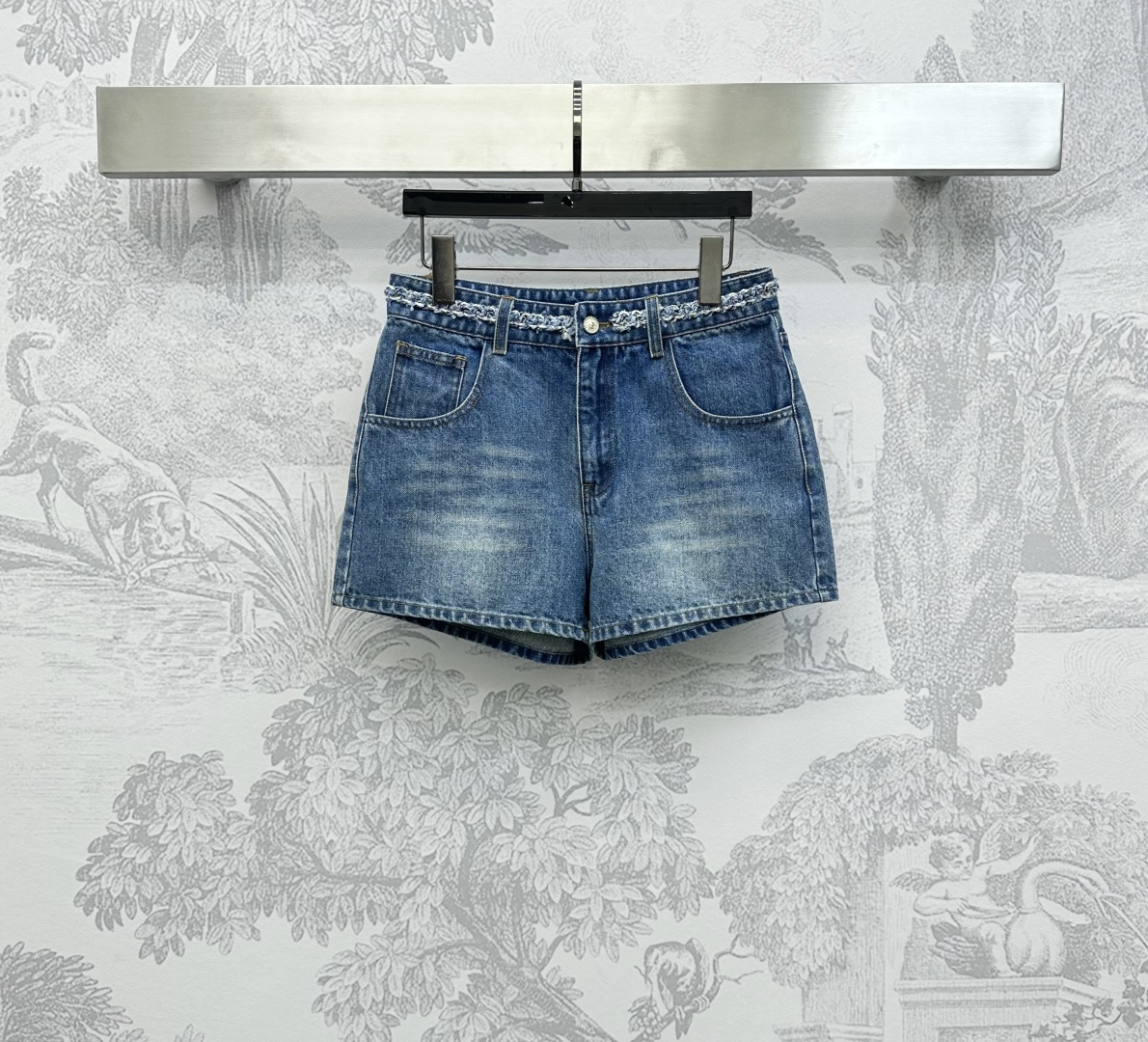 NO:433781,Chane*2025 new product is on the shelves of woven denim shorts customized YB imported twill cotton denim material breathable and comfortable and stylish Multi-enzyme washing process to create a uniform dark blue natural pleated whitening effect Retro and fashionable High-waist buckle symmetrical pocket style design Add a sense of styling layering The waist is embellished with blue and white alternate braided texture ropes and straps to show the brand tone Developed Facial auxiliary materials High-waist buckle shorts cut Can be matched with the same series of vests Complete sets highlight the casual temperament and easy to wear a good proportion High-version 36 38 40,,chanel, shorts,alexander wang19860909Chane*2025新品上架编织牛仔短裤定制YB进口斜纹棉牛仔材质 透气舒适有型 多重酵素水洗工艺处理 打造均匀深蓝色自然褶皱磨白效果 复古又时尚 高腰系扣对称口袋版型设计 增添造型层次感 腰间点缀蓝白交替编织纹路绳带装饰 彰显品牌调性 面辅料开发 高腰系扣短裤剪裁 可搭配同系列马甲 成套穿搭突出休闲气质 轻松穿出好比例   高版本36 38 40,,chanel,shorts,alexander wang,Women's clothing