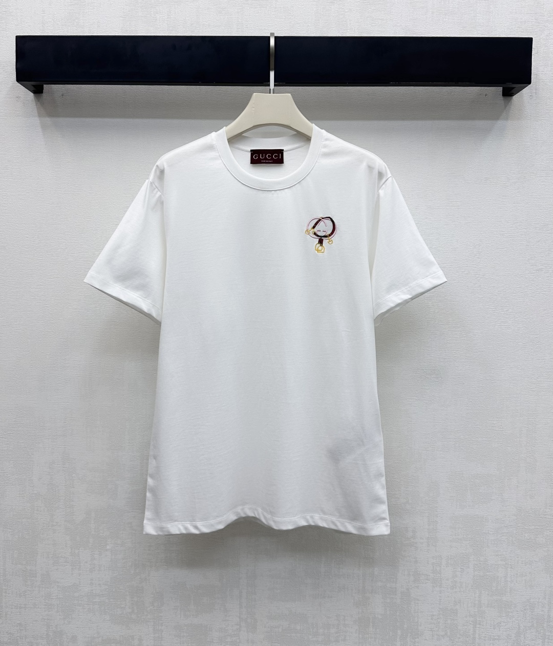 NO:657799,Gucc*2025 new products are on the shelves. New Year's round neck logo embroidered T. Customized YB imported raw twill cotton material. Full texture, breathable and comfortable. The collar edge is processed with threaded hemming details to add layering to the look. The embroidery process restores the double G letter logo on the chest. Matched with the metal ring buckle pattern to highlight the brand tone. Loose short-sleeved version. Relaxed and fashionable for daily wear. Very fashionable and versatile when worn alone. High version, gucci, T-shirt, alexander  wang19860909Gucc*2025新品上架 贺岁圆领徽标刺绣T 定制YB进口原生斜纹全棉材质 质感十足 透气舒适 领边沿用螺纹包边细节处理 增添造型层次感 刺绣工艺还原胸前双G字母徽标 配合金属环扣图案 彰显品牌调性 宽松短袖版型裁剪 日常穿搭松弛时尚 单穿内搭都很时髦百搭 高版本,,gucci,T-shirt,alexander wang,Women's clothing