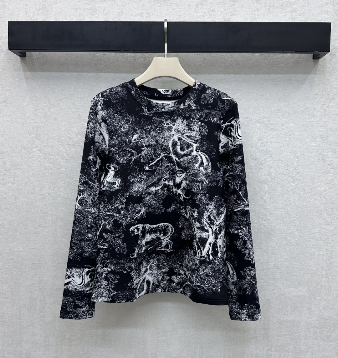 NO:657757,Dio*2025 new products are on the shelves. Wide-collar heavy-duty printed long-sleeved tops. Customized YB imported woolen material. The texture is soft and comfortable. The overall use of newspaper printing De velvet jungle animal tiger print pattern elements highlights the brand tone. The collar edge is designed to be widened. The material is elastic and presents a slimming visual effect. Adding a sense of layering to the look. Development of surface accessories. Fashionable even when worn alone. Age-reducing style. High version 2 colors, dior, alexander wang19860909Dio*2025新品上架 宽领重工印花长袖上衣 定制YB进口毛呢材质 质感柔软舒适 整体采用报纸印花德绒丛林动物老虎印花图案元素 彰显品牌调性 领边沿用加宽设计 材质带有弹力 呈现显瘦视觉效果 增添造型层次感 面辅料开发 单穿内搭都出彩时髦 减龄洋气 高版本2色,,dior,alexander wang,Women's clothing