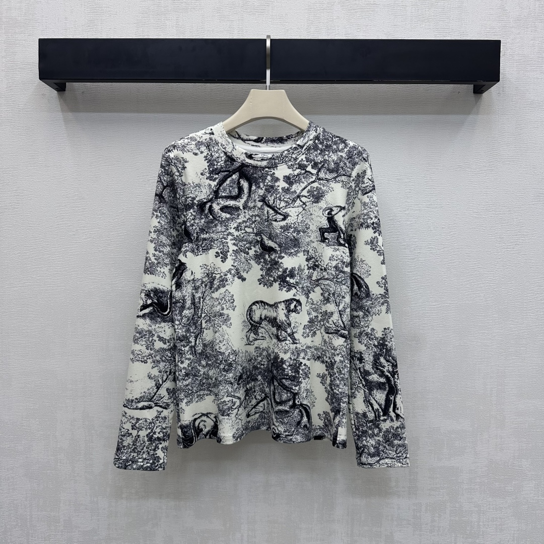 NO:657747,Dio*2025 new products are on the shelves. Wide-collar heavy-duty printed long-sleeved tops. Customized YB imported woolen material. The texture is soft and comfortable. The overall use of newspaper printing De velvet jungle animal tiger print pattern elements highlights the brand tone. The collar edge is designed to be widened. The material is elastic and presents a slimming visual effect. Adding a sense of layering to the look. Development of surface accessories. Fashionable even when worn alone. Age-reducing style. High version 2 colors, dior, alexander wang19860909Dio*2025新品上架 宽领重工印花长袖上衣 定制YB进口毛呢材质 质感柔软舒适 整体采用报纸印花德绒丛林动物老虎印花图案元素 彰显品牌调性 领边沿用加宽设计 材质带有弹力 呈现显瘦视觉效果 增添造型层次感 面辅料开发 单穿内搭都出彩时髦 减龄洋气 高版本2色,,dior,alexander wang,Women's clothing