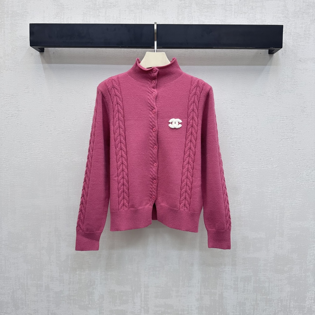 NO:657772,Chane*2025 new products are on the shelves. Half-high collar knitted cardigan. Customized YB imported wool knitted material. High-quality texture. Use buttons to adjust the placket and half-high collar design. The cable texture is full of soft warmth and adds layering to the look. The double C letter element of the white iconic logo on the chest highlights the brand tone. The development of surface materials. It looks great with black pants or white skirts. It can be worn for commuting and dating with its own noble and sweet feeling. High version 36 38  40,,chanel,skirts,alexander wang19860909Chane*2025新品上架 半高领针织开衫 定制YB进口羊毛针织材质 质感上乘 沿用纽扣调节开襟配合半高领设计 绞花肌理裹满软糯暖意 增添造型层次感 胸前白色标志性徽标双C字母元素 彰显品牌调性 面辅料开发 搭黑裤或白裙都出彩 通勤约会穿都自带贵气甜飒感 高版本36 38 40,,chanel,skirts,alexander wang,Women's clothing