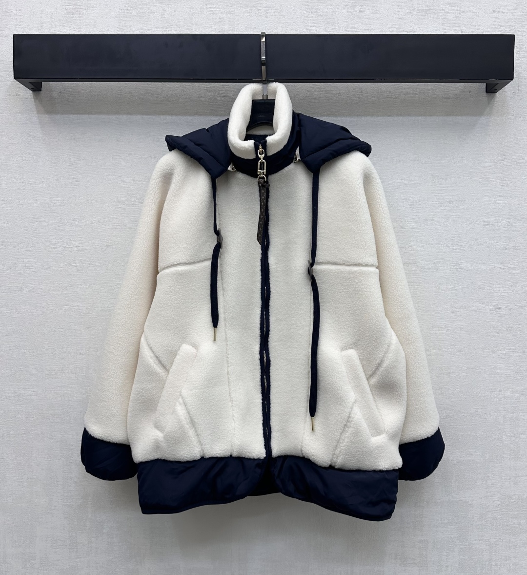 NO:657763,Louis Vuitto*2025 new products are on the shelves. Teddy detachable hooded jacket is made of YB imported Teddy plush nylon material. It is warm and comfortable. The whole uses a double collision design of color and fabric to add layering to the look. The back is decorated with the iconic four-leaf clover letter logo pattern to highlight the brand tone. Development of surface accessories. Hooded drawstring zipper jacket tailoring. Breathable mesh lining. The first choice for fashionable wear in autumn and winter. High version, louis vuitton, jackets &  coats,hats,alexander wang19860909Louis Vuitto*2025新品上架泰迪可拆卸连帽外套定制YB进口泰迪毛绒尼龙材质 保暖舒适 整体采用颜色和面料双重碰撞设计 增添造型层次感 后背沿用标志性四叶草字母徽标图案装饰 彰显品牌调性 面辅料开发 连帽抽绳拉链外套剪裁 内里透气网面 秋冬时髦穿搭首选 高版本,,louis vuitton,jackets & coats,hats,alexander wang,Women's clothing