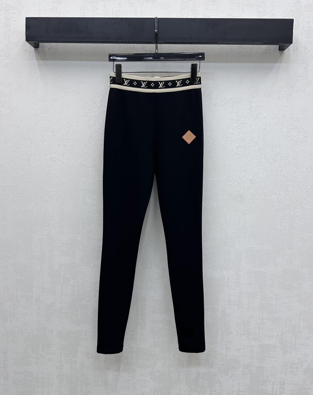 NO:657737,Louis Vuitto*2025 new products are on the shelves. Tight leggings and thin velvet shark pants. Customized YB imported virgin cotton material. Full of elasticity, soft and comfortable. The waist is decorated with the iconic four-leaf clover letter and contrasting elastic webbing to highlight the brand's tone. The leather label logo on the crotch echoes to add layering to the look. The lining is velvet and brushed. It is more warm and comfortable to match in autumn and winter. Development of surface accessories. Leggings cut to look slim and stylish when worn casually.  high version,,louis vuitton,alexander wang19860909Louis Vuitto*2025新品上架 紧身打底裤薄绒鲨鱼裤 定制YB进口原生全棉材质 弹力十足 柔软舒适 腰间沿用标志性四叶草字母撞色弹力织带修饰 彰显品牌调性 胯部皮标徽标呼应 增添造型层次感 内里加绒磨毛处理 秋冬搭配更为保暖舒适 面辅料开发 打底裤版型剪裁 随意搭配穿搭显瘦洋气 高版本,,louis vuitton,alexander wang,Women's clothing