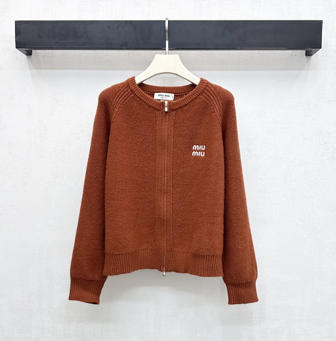 NO:657755,Miumi*2025 new products are on the shelves. Round neck embroidered logo knitted jacket. Customized YB imported wool knitted material. Warm and comfortable. High quality. It adopts a two-way zipper adjustment design. It is matched with the raglan three-dimensional line version to add a sense of layering. The iconic embroidered letter logo element is embellished on the chest to highlight the brand tone. Surface accessories development. Round neck zipper knitted cardigan tailoring. Suitable for various inner wear. Layered or worn alone for commuting. Lazy and fashionable.  high version,,miumiu,jackets & coats,alexander wang19860909Miumi*2025新品上架 圆领刺绣徽标针织外套 定制YB进口羊毛针织材质 保暖舒适 质感上乘 沿用双向拉链调节设计 配合插肩立体线条版型处理 增添造型层次感 胸前点缀标志性刺绣字母徽标元素 彰显品牌调性 面辅料开发 圆领拉链针织开衫剪裁 适配各种内搭 通勤叠穿或单穿都慵懒时髦  高版本,,miumiu,jackets & coats,alexander wang,Women's clothing