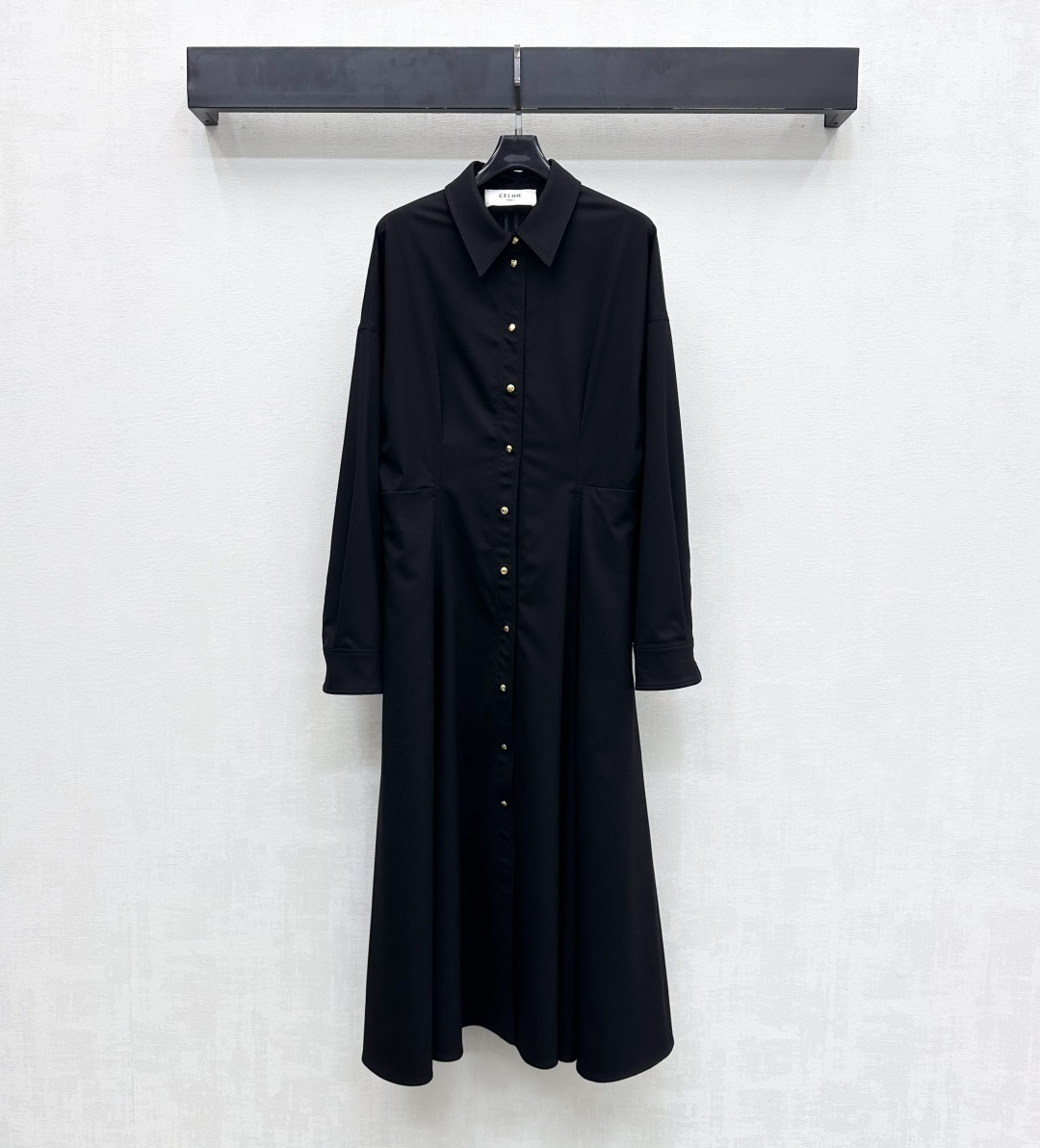 NO:657754,Celin*2025 new arrivals, lapel long shirt dress, customized YB imported 100% wool material, delicate texture, crisp and stylish, waistline slim fit, with dropped shoulder contour design, adding layering to the look. The iconic double C engraved letter logo element snap button decoration highlights the brand tone. Paired with black classic fashion and versatile, the upper body is full of exquisite atmosphere. Surface accessories development, lapel long-sleeved dress tailoring, easy to wear for commuting and vacation, with a sense of style.  High version,,celine,skirts,alexander wang19860909Celin*2025新品上架翻领长款衬衣裙定制YB进口百分百羊毛材质 质感细腻 挺括有型 腰间采用线条收腰修身版型 配合落肩轮廓线设计 增添造型层次感 沿用标志性双C刻印字母徽标元素按扣装饰 彰显品牌调性 搭配黑色经典时尚百搭 上身充满精致气息 面辅料开发 翻领长袖连衣裙剪裁 通勤度假轻松穿搭出洋气感 高版本,,celine,skirts,alexander wang,Women's clothing