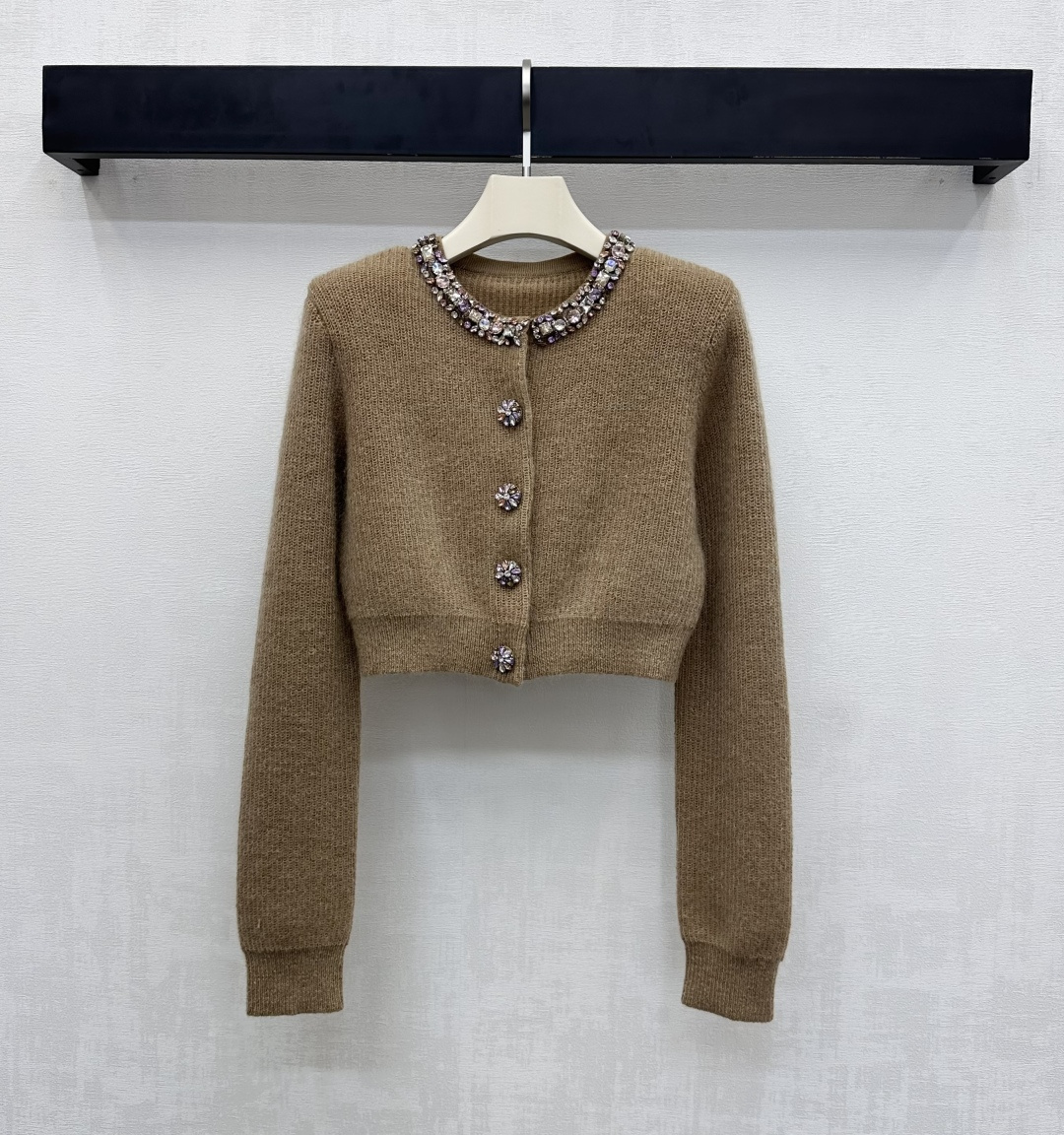 NO:658862,Self Portrai*2025 new products are on the shelves. Heavy beading knitted cardigan. Customized YB imported blended alpaca knitted material. The wool texture is obvious. The texture is comfortable and skin-friendly. The neckline is surrounded by dense beading to outline the hemming process. The buttons on the front are all colored rhinestone details. Sparkling and ultra-delicate, highlighting the brand's tone. Refracting reflective light to create a gorgeous sense of relaxation. Adding layering to the look. Development of surface accessories  Round neck, straight shoulder, short cardigan cut. It can be easily worn on dates or formal occasions. It is very elegant when paired with skirts or dresses. High version, 2 colors, skirts, alexander wang19860909Self Portrai*2025新品上架重工钉珠针织开衫 定制YB进口混纺羊驼毛针织材质 毛感肌理明显 质感舒适亲肤 领口沿用环绕密集钉珠勾勒包边处理 与前襟纽扣都是彩色水钻细节呼应 波光粼粼超精致 彰显品牌调性 折射出反光光线穿出华丽松弛感 增添造型层次感 面辅料开发 圆领正肩短款开衫剪裁 约会还是正式场合都能轻松驾驭 搭配半裙或连衣裙都很优雅  高版本2色,,skirts,alexander wang,Women's clothing