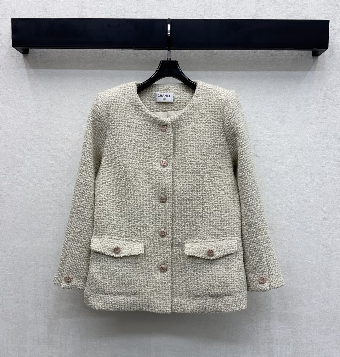NO:658495,Chane*2025 new arrivals round neck worsted dress jacket, customized YB imported worsted wool material, high quality, warm and comfortable, obvious grainy texture throughout the body, with symmetrical flap pocket decoration, adding layering to the look, using the iconic double C imprinted button placket adjustment design, echoing the round buttons on the cuffs, highlighting the brand tone, development of surface accessories, round neck button jacket style tailoring, can be paired with straight trousers of the same series, a complete set of high-end and elegant looks  Can also be purchased separately, high version, chanel, jackets & coats, alexander wang19860909Chane*2025新品上架圆领精纺洋装外套定制YB进口精纺羊毛呢材质 质感上乘 保暖舒适 通体颗粒感肌理明显 搭配对称翻盖口袋装饰 增添造型层次感 沿用标志性双C刻印纽扣开襟调节设计 与袖口圆扣呼应 彰显品牌调性 面辅料开发 圆领纽扣外套版型剪裁 可搭配同系列直筒长裤 成套穿搭高级优雅 也可分开购入 高版本,,chanel,jackets & coats,alexander wang,Women's clothing