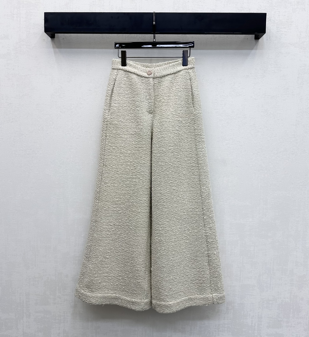 NO:658498,Chane*2025 new arrival straight-leg dress trousers, customized YB imported worsted woolen material, full of texture, the texture is clearly visible to the naked eye, all-over plain base with high-waist buttoned pocket design, rich and practical, adding layering to the look. The iconic double C letter logo decoration engraved on the waist button highlights the brand tone. Development of surface accessories. High-waisted, wide-leg straight trousers cut, can be paired with the same series of jackets, and the complete set can be worn with a high-end style.  Wear alone and layered for a stylish look. You can also buy them separately to match. High version, chanel, jackets & coats, alexander wang19860909Chane*2025新品上架直筒洋装长裤定制YB进口精纺羊毛呢材质 质感十足 肌理明显肉眼可见 通体素色打底配合高腰系扣插兜口袋版型设计 丰富实用 增添造型层次感 腰间系扣刻印标志性双C字母徽标装饰 彰显品牌调性 面辅料开发 高腰阔腿直筒长裤剪裁 可搭配同系列外套 成套穿搭高级洋气 单穿叠穿出彩时髦 也可分开购入搭配 高版本,,chanel,jackets & coats,alexander wang,Women's clothing