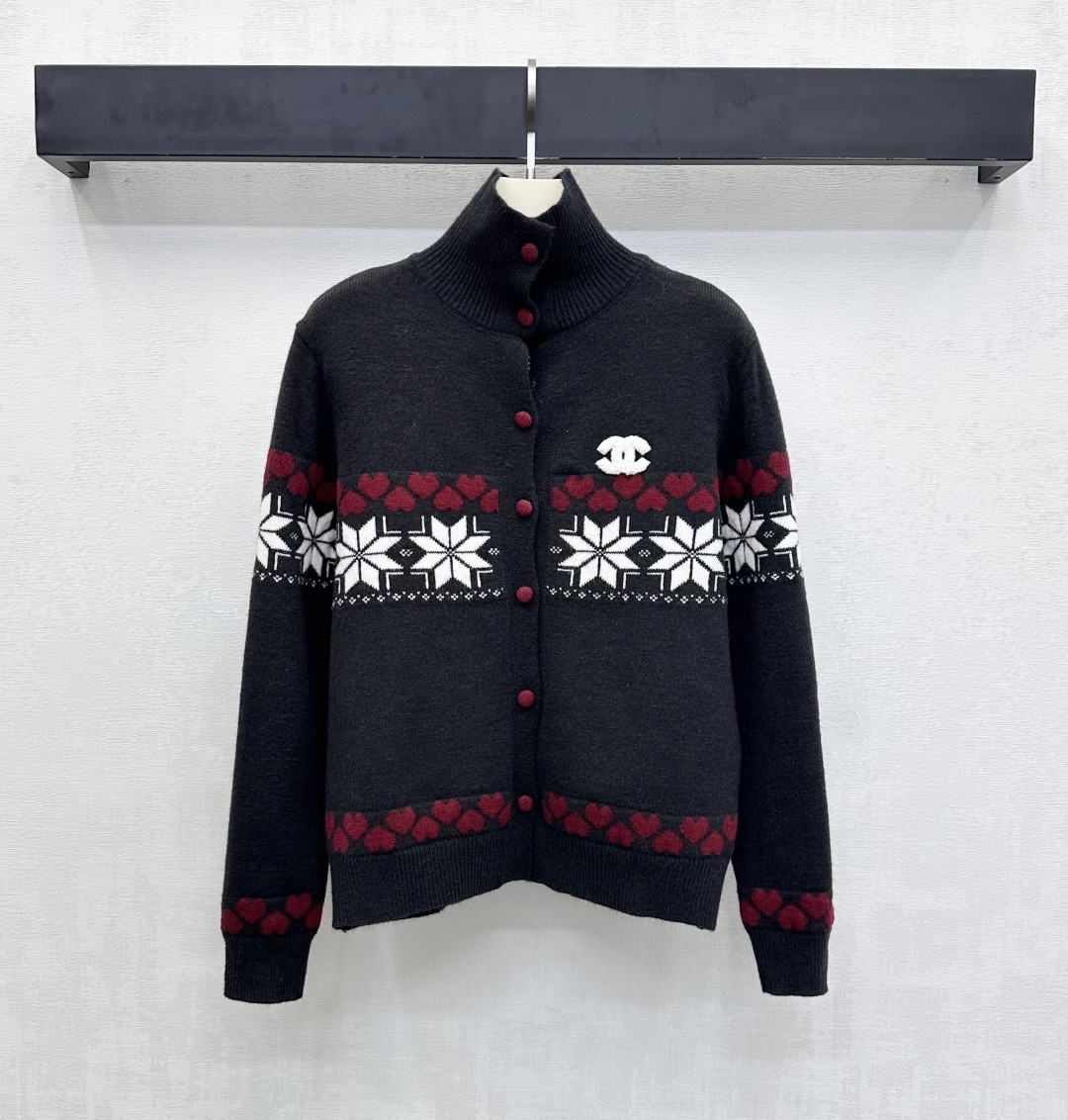 NO:658483,Chane*2025 new products are on the shelves. High-necked Fair Isle style knitted cardigan. Customized YB imported wool knitted material. High-quality texture. Soft and comfortable. The placket is adjusted with red buttons. The collar, cuffs and hem are all processed with elastic thread binding details to add layering to the look. The front adopts heavy Fair Isle style crafts. The burgundy heart retro snowflake pattern is decorated with iconic letter logo elements on the chest to highlight the brand tone. Surface accessories development. High collar knitted cardigan pattern tailoring.  Wear it for commuting and dating during holidays. Gentle and fashionable. High version 2 colors, chanel, alexander wang19860909Chane*2025新品上架 高领费尔岛风针织开衫 定制YB进口羊毛针织材质 质感上乘 柔软舒适 开襟红色纽扣调节修饰 领边袖口与衣摆都沿用弹力螺纹包边细节处理 增添造型层次感 前襟采用重工费尔岛风格工艺 酒红爱心复古雪花纹配合胸前点缀标志性字母徽标元素 彰显品牌调性 面辅料开发 高领针织开衫版型剪裁 节假日通勤约会穿都出片 温柔又时髦 高版本2色,,chanel,alexander wang,Women's clothing