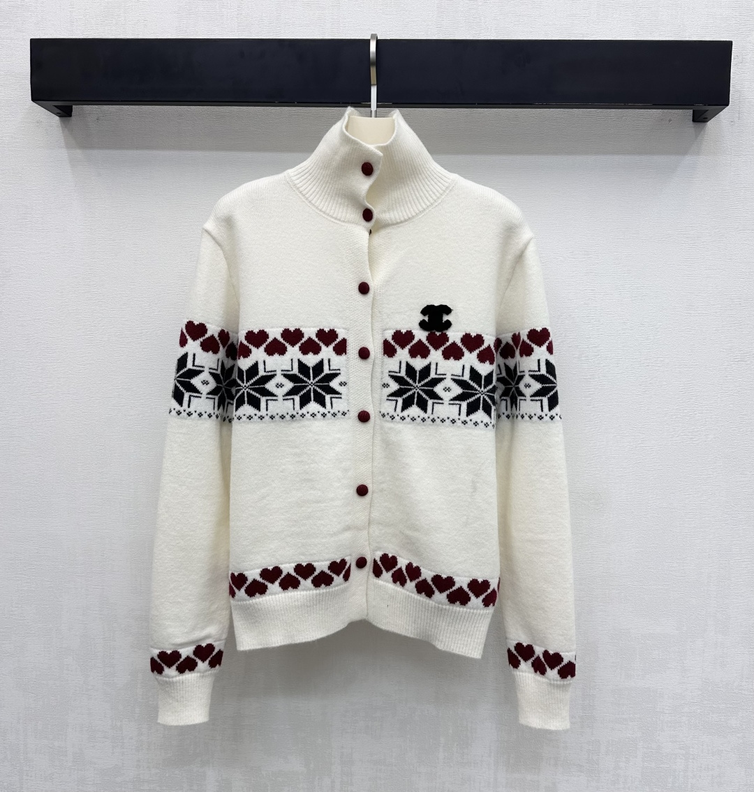 NO:658477,Chane*2025 new products are on the shelves. High-necked Fair Isle style knitted cardigan. Customized YB imported wool knitted material. High-quality texture. Soft and comfortable. The placket is adjusted with red buttons. The collar, cuffs and hem are all processed with elastic thread binding details to add layering to the look. The front adopts heavy Fair Isle style crafts. The burgundy heart retro snowflake pattern is decorated with iconic letter logo elements on the chest to highlight the brand tone. Surface accessories development. High collar knitted cardigan pattern tailoring.  Wear it for commuting and dating during holidays. Gentle and fashionable. High version 2 colors, chanel, alexander wang19860909Chane*2025新品上架 高领费尔岛风针织开衫 定制YB进口羊毛针织材质 质感上乘 柔软舒适 开襟红色纽扣调节修饰 领边袖口与衣摆都沿用弹力螺纹包边细节处理 增添造型层次感 前襟采用重工费尔岛风格工艺 酒红爱心复古雪花纹配合胸前点缀标志性字母徽标元素 彰显品牌调性 面辅料开发 高领针织开衫版型剪裁 节假日通勤约会穿都出片 温柔又时髦 高版本2色,,chanel,alexander wang,Women's clothing