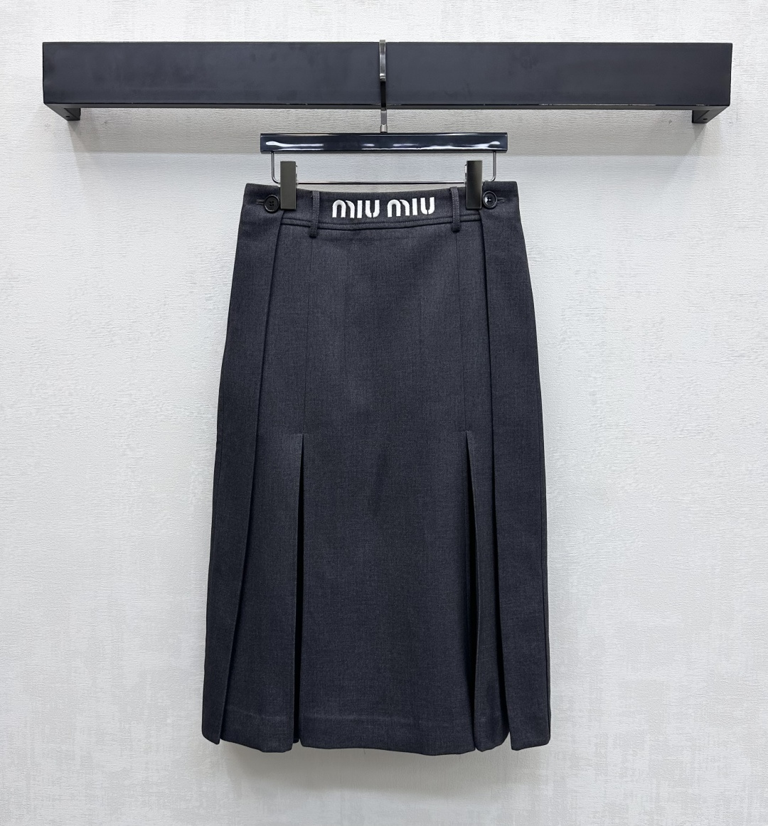 NO:658482,Miumi*2025 new product launch embroidered logo mid-length pleated skirt customized YB imported material, crisp and stylish, full of texture, neatly pleated micro-profile cutting, with hidden zipper and pocket decoration, adding layering to the look. The iconic embroidered letter logo design is centered on the waist to highlight the brand tone. Development of surface accessories. High-waisted pleated skirt style tailoring. The outfit is full of age reduction.  High version 2 colors,,miumiu,skirts,alexander wang19860909Miumi*2025新品上架刺绣徽标中长百褶半裙定制YB进口材质 挺括有型 质感十足 利落压褶微廓形裁剪 配合隐藏式拉链与插兜口袋装饰 增添造型层次感 腰间居中点缀标志性刺绣字母徽标设计 彰显品牌调性 面辅料开发 高腰百褶半裙版型剪裁 穿搭学院减龄感十足  高版本2色,,miumiu,skirts,alexander wang,Women's clothing