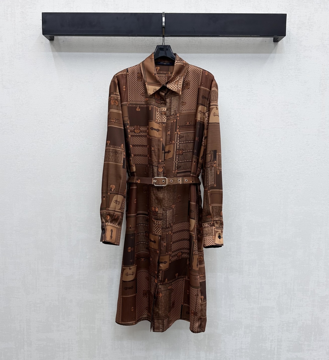 NO:658489,Louis vuitto*2025 new products are on the shelves. Printed belt shirt dress. Customized YB imported mulberry silk material. It has a glossy texture and is smooth and comfortable. The placket is adjusted with hidden buttons. It is matched with a perforated belt to outline the proportion of the body line and add a layered look. The whole body is dark and light brown. It is combined with printing technology to create classic product patterns such as leather buckle bags and other classic product patterns. Highlights the brand tone. Development of surface accessories. Lapel long shirt dress tailoring to highlight the relaxed and lazy temperament.  Daily commuting wear high-end relaxed high version-,,louis vuitton,skirts,shirts,alexander wang19860909Louis vuitto*2025新品上架 印花腰带衬衫裙 定制YB进口桑蚕丝材质 质感光泽 垂顺舒适 开襟沿用隐藏式纽扣调节设计 配合穿孔腰带勾勒身体线条比例 增添造型层次感 通体深浅棕色为主色调 搭配印花工艺打造皮扣箱包等经典产品图案 彰显品牌调性 面辅料开发 翻领长款衬衣裙剪裁 凸显松弛慵懒气质 日常通勤穿搭高级松弛 高版本-,,louis vuitton,skirts,shirts,alexander wang,Women's clothing