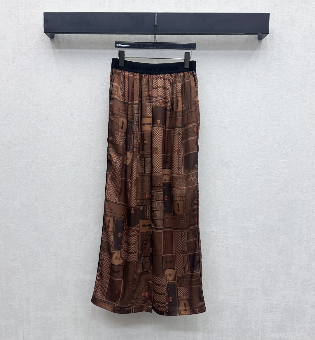 NO:658873,Louis Vuitto*2025 new products are on the shelves. Straight-leg trousers with woven logo. Customized YB imported mulberry silk material. Textured and shiny. Slim and comfortable. The waist is made of black elastic woven tape to fit the human body, adding layering to the look. The main color is dark and light brown. Use printing technology to create classic product patterns such as leather buckle bags and waist. It echoes the iconic embroidered three-dimensional letter logo elements on the waist and hips to highlight the brand's tone. Development of surface accessories. High-waisted straight trousers pattern tailoring.  Can be matched with shirts from the same series. The upper body of the set shows a relaxed and lazy temperament. It is a high-end and relaxed style for daily commuting and vacation. High version-,,louis vuitton,shirts,alexander wang19860909Louis Vuitto*2025新品上架 编织徽标直筒长裤 定制YB进口桑蚕丝材质 质感光泽 垂顺舒适 腰间沿用黑色弹力编织带贴合人体制作 增添造型层次感 通体深浅棕色为主色调 搭配印花工艺打造皮扣箱包等经典产品图案 配合腰胯标志性刺绣立体字母徽标元素呼应 彰显品牌调性 面辅料开发 高腰直筒长裤版型剪裁 可搭配同系列衬衫 成套上身呈现松弛慵懒气质 日常通勤度假穿搭高级松弛  高版本-,,louis vuitton,shirts,alexander wang,Women's clothing