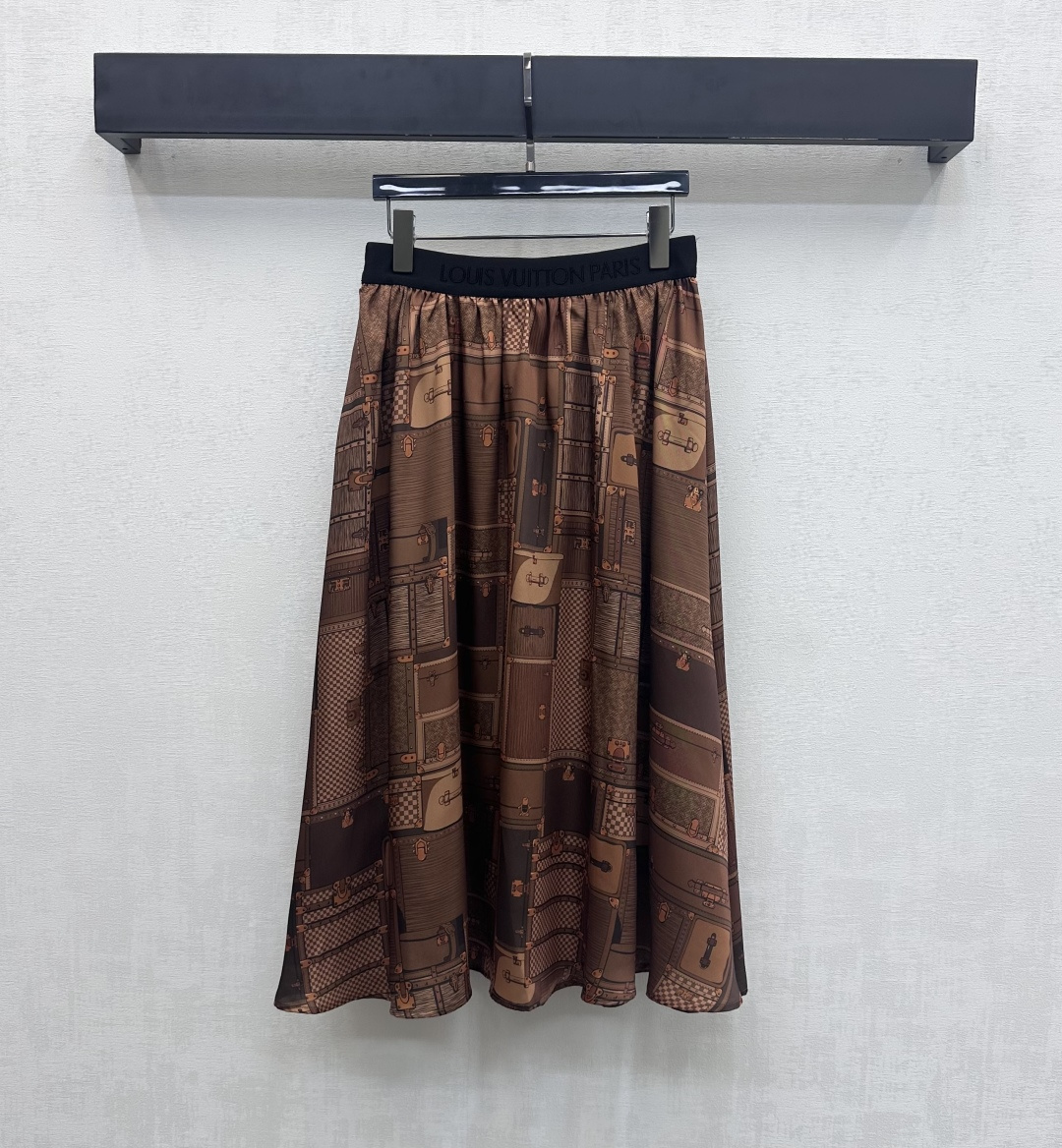 NO:658856,Louis Vuitto*2025 new products are on the shelves. Mid-length skirt with woven logo. Customized YB imported mulberry silk material. Textured and shiny. Slim and comfortable. The waist is made of black elastic woven belt to fit the human body. Add layering to the shape. Dark and light brown as the main color. Use printing technology to create classic product patterns such as leather buckle bags. Echo the iconic embroidered three-dimensional letter logo elements on the waist and hips to highlight the brand tone. Development of surface accessories. High-waisted mid-length skirt style tailoring.  Can be matched with shirts from the same series. The upper body of the set shows a relaxed and lazy temperament. It is a high-end and relaxed style for daily commuting and vacation. High version-,,louis vuitton,skirts,shirts,alexander wang19860909Louis Vuitto*2025新品上架 编织徽标中长款半裙 定制YB进口桑蚕丝材质 质感光泽 垂顺舒适 腰间沿用黑色弹力编织带贴合人体制作 增添造型层次感 通体深浅棕色为主色调 搭配印花工艺打造皮扣箱包等经典产品图案 配合腰胯标志性刺绣立体字母徽标元素呼应 彰显品牌调性 面辅料开发 高腰中长款半裙版型剪裁 可搭配同系列衬衫 成套上身呈现松弛慵懒气质 日常通勤度假穿搭高级松弛   高版本-,,louis vuitton,skirts,shirts,alexander wang,Women's clothing