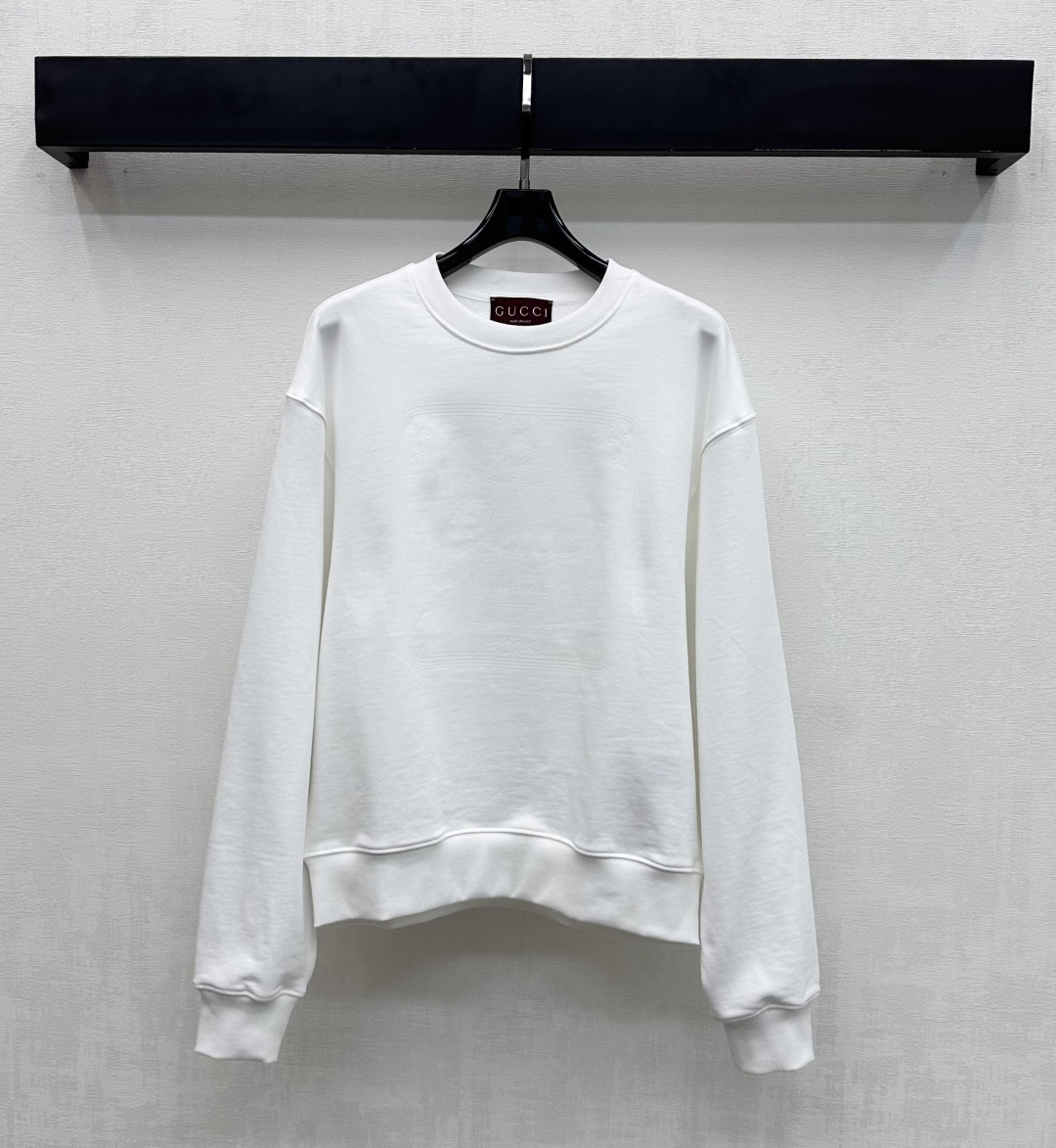 NO:663153,Gucc*2025 new products are on the shelves. Round neck printed long-sleeved T. Customized YB imported raw twill cotton material. Fine texture, breathable and comfortable. The iconic letter logo element is integrated in the center of the chest to highlight the brand tone. Wear to cover the flesh and make you look slimmer. Match with the loose version to add layering to the look. Development of fabric accessories. Loose sweatshirt cut. Easily create a sense of relaxation in daily casual wear. It is fashionable whether worn alone or as an inner layer.  high version,,gucci,hoodie,sweatshirts, 19860909Gucc*2025新品上架 圆领印花长袖T 定制YB进口原生斜纹全棉材质 质感细腻 透气舒适 胸前居中融入标志性字母徽标元素 彰显品牌调性 穿搭遮肉修饰显瘦 配合宽松版型 增添造型层次感 面辅料开发 宽松卫衣版型剪裁 日常休闲轻松打造松弛感 无论单穿还是内搭都很时髦   高版本,,gucci,hoodie,sweatshirts, ,Women's clothing