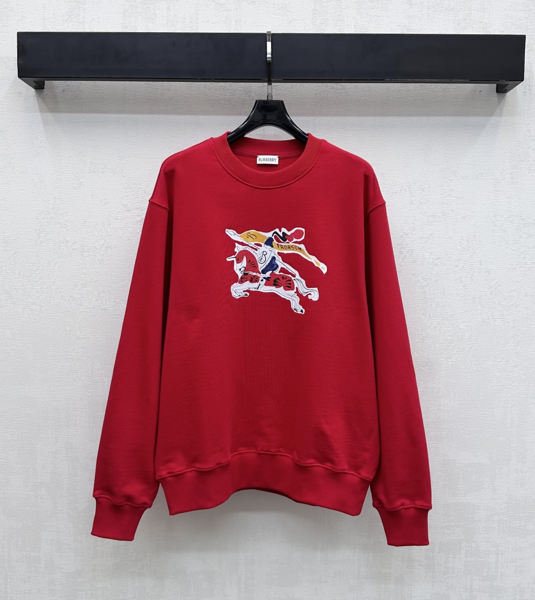 NO:664040,Bur BBR*2025 new products are on the shelves. Round neck printed long-sleeved T. Customized YB imported twill cotton material. It is full of texture, breathable and comfortable. The collar edge is processed with threaded hemming details to add layering to the look. The highlighted design of the war horse knight pattern centered on the chest presents an eye-catching and rich visual experience. It is embellished with iconic letter logo elements to highlight the brand tone. Development of surface accessories. Regular round neck long-sleeved sweatshirt tailoring. Fashionable and casual for daily commuting. It is very stylish and stylish when worn alone.  high version,,burberry,hoodie,sweatshirts, 19860909Bur BBR*2025新品上架 圆领印花长袖T 定制YB进口斜纹棉材质 质感十足 透气舒适 领边沿用螺纹包边细节处理 增添造型层次感 胸前居中战马骑士图案亮点设计 呈现吸睛丰富视觉体验 配合标志性字母徽标元素点缀 彰显品牌调性 面辅料开发 常规圆领长袖卫衣剪裁 日常通勤时尚休闲 单穿内搭都很出彩时髦  高版本,,burberry,hoodie,sweatshirts, ,Women's clothing