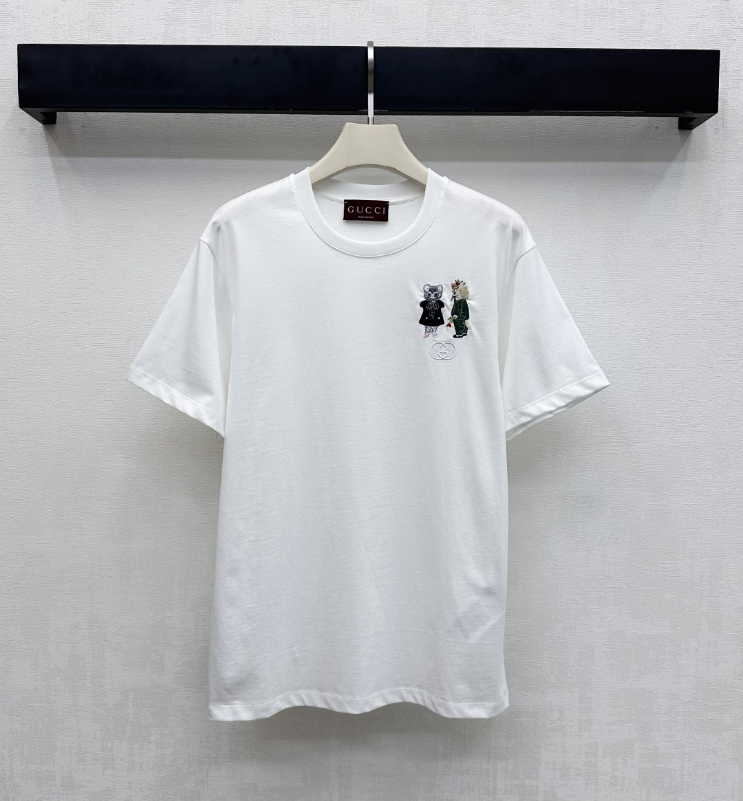 NO:663178,Gucc*2025 new products are on the shelves. Round neck embroidered cartoon logo T. Customized YB original cotton material. Full texture, comfortable and breathable. Use embroidery technology to restore the double G letter logo dress kitten cartoon pattern on the chest to highlight the brand tone. Threaded hemming details on the collar to match the loose version without appearing bloated. Add a sense of layering to the look. Development of surface accessories. Loose round neck and short-sleeved tailoring. The outfit is relaxed and fashionable. It is very stylish when worn alone.  High version 2 colors,,gucci,T-shirt, 19860909Gucc*2025新品上架 圆领刺绣卡通徽标T 定制YB原生全棉材质 质感十足 舒适透气 沿用刺绣工艺还原胸前双G字母徽标礼服小猫卡通图案 彰显品牌调性 领边螺纹包边细节处理 配合宽松不显臃肿版型 增添造型层次感 面辅料开发 宽松圆领短袖剪裁 穿搭松弛时尚 单穿内搭都很出彩时髦  高版本2色,,gucci,T-shirt, ,Women's clothing