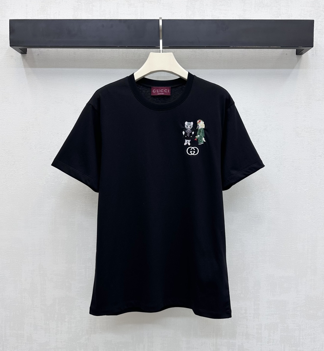 NO:663169,Gucc*2025 new products are on the shelves. Round neck embroidered cartoon logo T. Customized YB original cotton material. Full texture, comfortable and breathable. Use embroidery technology to restore the double G letter logo dress kitten cartoon pattern on the chest to highlight the brand tone. Threaded hemming details on the collar to match the loose version without appearing bloated. Add a sense of layering to the look. Development of surface accessories. Loose round neck and short-sleeved tailoring. The outfit is relaxed and fashionable. It is very stylish when worn alone.  High version 2 colors,,gucci,T-shirt, 19860909Gucc*2025新品上架 圆领刺绣卡通徽标T 定制YB原生全棉材质 质感十足 舒适透气 沿用刺绣工艺还原胸前双G字母徽标礼服小猫卡通图案 彰显品牌调性 领边螺纹包边细节处理 配合宽松不显臃肿版型 增添造型层次感 面辅料开发 宽松圆领短袖剪裁 穿搭松弛时尚 单穿内搭都很出彩时髦  高版本2色,,gucci,T-shirt, ,Women's clothing