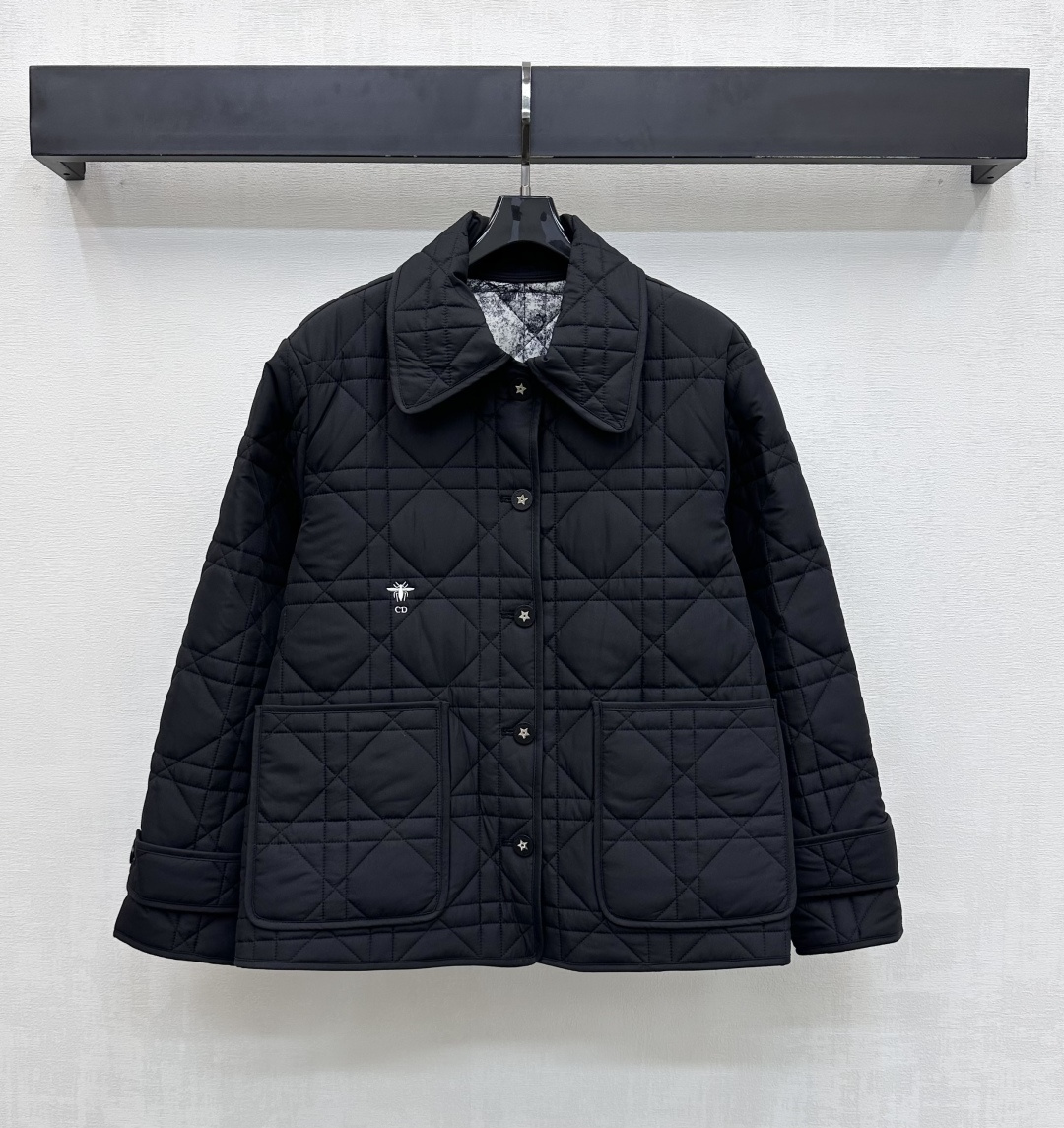 NO:663162,Dio*2025 new products are on the shelves. The cannage pattern cotton jacket is made of imported YB windproof and waterproof nylon material. The interior is filled with down cotton. The whole piece is lightweight and warm. The whole body cannage pattern embossing echoes the bee CD embroidery logo on the waist to highlight the brand tone. Use buttons to adjust the placket design. Decorate with large-capacity symmetrical pockets to add layering to the look. Surface accessories development. Lapel jacket tailoring. Fashionable for daily wear. High version 2 colors, dior, jackets &  coats,jackets & coats,down jacket, 19860909Dio*2025新品上架藤格纹棉服外套定制YB进口防风防水尼龙材质 内里羽绒棉填充 整件轻盈保暖 通体藤格纹压纹与腰侧蜜蜂CD刺绣徽标呼应 彰显品牌调性 沿用纽扣调节开襟设计 配合大容量对称口袋装饰 增添造型层次感 面辅料开发 翻领夹克外套剪裁 日常穿搭洋气时髦   高版本2色,,dior,jackets & coats,jackets & coats,down jacket, ,Women's clothing