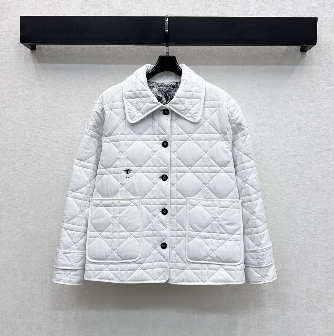 NO:663156,Dio*2025 new products are on the shelves. The cannage pattern cotton jacket is made of imported YB windproof and waterproof nylon material. The interior is filled with down cotton. The whole piece is lightweight and warm. The whole body cannage pattern embossing echoes the bee CD embroidery logo on the waist to highlight the brand tone. Use buttons to adjust the placket design. Decorate with large-capacity symmetrical pockets to add layering to the look. Surface accessories development. Lapel jacket tailoring. Fashionable for daily wear. High version 2 colors, dior, jackets &  coats,jackets & coats,down jacket, 19860909Dio*2025新品上架藤格纹棉服外套定制YB进口防风防水尼龙材质 内里羽绒棉填充 整件轻盈保暖 通体藤格纹压纹与腰侧蜜蜂CD刺绣徽标呼应 彰显品牌调性 沿用纽扣调节开襟设计 配合大容量对称口袋装饰 增添造型层次感 面辅料开发 翻领夹克外套剪裁 日常穿搭洋气时髦   高版本2色,,dior,jackets & coats,jackets & coats,down jacket, ,Women's clothing