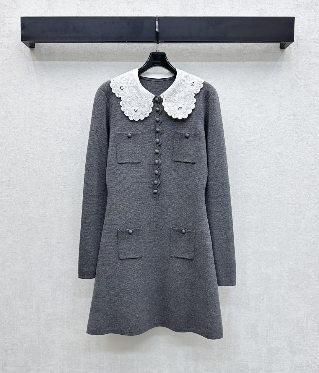 NO:663966,Self Portrai*2025 new products are on the shelves. Detachable collar knitted dress. Customized YB imported knitted material. Comfortable and warm. Full texture. White embroidered lace splicing and large body collision design highlight the brand tone. Use round buttons to adjust the placket design. Combined with symmetrical four-pocket version to add layering to the look. Development of fabric accessories. Lapel long-sleeved knitted tailoring. Daily wear to reduce age and fashionable. High version, skirts,  19860909Self Portrai*2025新品上架 可拆卸领针织连衣裙 定制YB进口针织材质 舒适保暖 质感十足 白色刺绣蕾丝拼接与大身碰撞设计 彰显品牌调性 沿用圆扣调节开襟设计 配合对称四口袋版型 增添造型层次感 面辅料开发 翻领长袖针织剪裁 日常穿搭减龄时髦  高版本,,skirts, ,Women's clothing