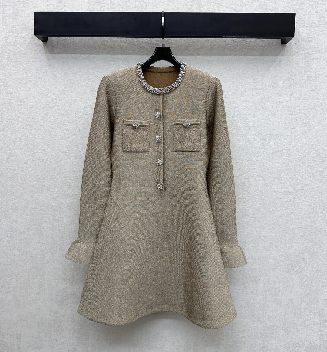 NO:663978,Self Portrai*2025 new products are on the shelves. Heavy-duty knitted half-breasted dress is made of YB imported wool knit material. It is draped and stylish. The heavy-duty metal snap buttons are used to adjust the placket design. It echoes with symmetrical pocket side snap buttons to highlight the brand tone.19860909Self Portrai*2025新品上架重工针织半开襟连衣裙定制YB进口羊毛针织材质 垂顺有型 沿用重工金属按扣调节开襟设计 配合对称口袋边按扣呼应 彰显品牌调性 A字版型遮胯显瘦 增添造型层次感 面辅料开发 圆领连衣长裙剪裁 通勤与出席重要场合展现奢华品味 高版本,,skirts, ,Women's clothing