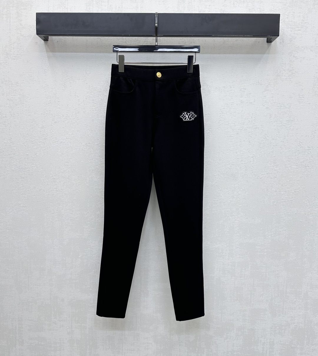 NO:663148,Louis Vuitto*2025 new products are on the shelves. Stretch thickened pencil pants are made of custom-made YB imported blended wool. They are stretchy, comfortable and slim-fitting. The interior is brushed for warmth. The iconic embroidered cloth logo decoration is embellished on one side pocket to highlight the brand's tone. The engraved button adjustment design is used at the waist to add layering to the look. The shape of pencil pants is inclusive and modifies the elongated proportion of the leg. Development of surface accessories. High-waisted buttoned trousers cut. Casual matching and high-end fashion. High version, louis  vuitton, 19860909Louis Vuitto*2025新品上架弹力加厚铅笔裤定制YB进口混纺羊毛材质 弹力舒适修身 内里磨毛更为保暖 单侧口袋处点缀标志性刺绣布标徽标装饰 彰显品牌调性 腰间沿用刻印纽扣调节设计 增添造型层次感 铅笔裤版型包容修饰腿型拉长比例 面辅料开发 高腰系扣长裤剪裁 随意搭配穿搭高级时髦   高版本,,louis vuitton, ,Women's clothing