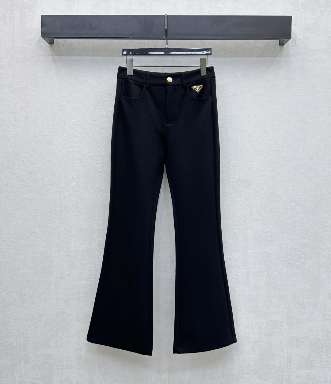 NO:663192,Prad*2025 new products are on the shelves. High-waisted slim-fit bell-bottoms. Customized YB imported raw blended material. Stiff, comfortable and stylish. The interior is brushed for warmth and matched with a slim-fit design. It adds layering to the look. The edges of symmetrical pockets and buttons are integrated with iconic metal letter elements. Highlight the brand tone. Development of surface accessories. High-waisted buttoned trousers with flared trousers. Wear fashionable and slim. Casually adapt to short tops, a must-have for sweet and cool girls. High version L, prada,  19860909Prad*2025新品上架高腰修身喇叭裤定制YB进口原生混纺材质 挺括舒适有型 内里磨毛保暖配合修身版型设计 增添造型层次感 对称口袋边缘与纽扣都融入标志性金属字母元素 彰显品牌调性 面辅料开发 高腰系扣微喇长裤剪裁 穿搭时髦显瘦 随意适配短款上衣甜酷女生必备   高版本L,,prada, ,Women's clothing