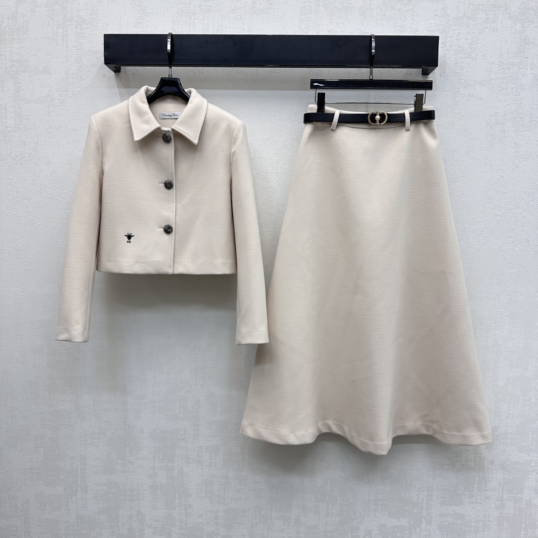 NO:663183,Dio*2025 new products are on the shelves. Lapel embroidered logo jacket and belt skirt are made of YB imported woolen material. They are shiny, delicate, crisp and stylish. Iconic letters and little bee logo elements are embellished on the waist side of the clothes. Echoing the letters of the belt on the bottoms, it highlights the brand tone. The engraved buttons are used to adjust the placket design. Matched with the belt A-line version of the long skirt to add layering to the look. Development of surface accessories. Lapel jacket jacket high-waisted A-line skirt cut into a set to wear with temperament, charm and British elegance.  high version,,dior,skirts,jackets & coats,jackets & coats, 19860909Dio*2025新品上架翻领刺绣徽标外套腰带半身裙定制YB进口羊毛呢材质 光泽细腻 挺括有型 衣摆腰侧点缀标志性字母与小蜜蜂徽标元素 与下装腰带字母呼应 彰显品牌调性 沿用刻印纽扣调节开襟设计 配合腰带A字版型长裙 增添造型层次感 面辅料开发 翻领夹克外套高腰A字半裙剪裁成套穿搭气质魅力英伦优雅 高版本,,dior,skirts,jackets & coats,jackets & coats, ,Women's clothing