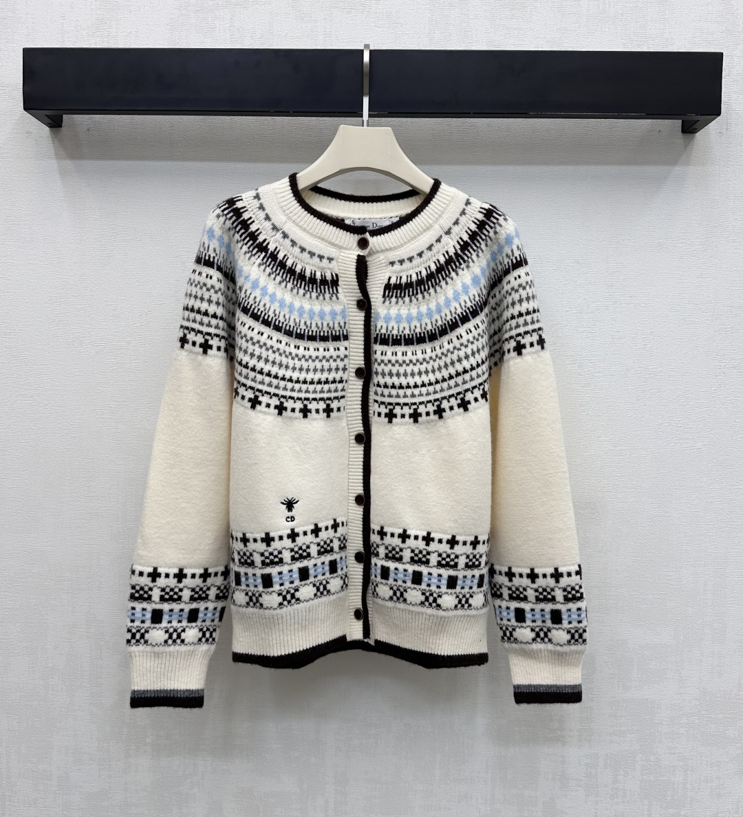 NO:664052,Dio*2025 new products are on the shelves. Heavy-duty crochet round-neck knitted cardigan is made of YB imported cashmere knitted material. It is made of high-quality, comfortable and soft. It is processed with a round button placket. The collar extends to the hem with a black threaded hem design to add layering to the look. The ring neck is positioned downwards and at the chest. It is embellished with the Fair Isle Nordic style crochet pattern. The CD bee logo element is interspersed at the center side waist to highlight the brand's tone. Development of surface accessories. Cutting of round-neck knitted cardigan.  Fashionable daily wear, high version 2 colors, dior,  19860909Dio*2025新品上架重工钩花圆领针织开衫定制YB进口羊绒针织材质 质感上乘 舒适柔软 沿用圆扣开襟处理 领边延伸至下摆采用黑色螺纹包边设计 增添造型层次感 环脖向下及胸位置 点缀费尔岛北欧风格的钩花图案 居中侧腰穿插CD蜜蜂徽标元素 彰显品牌调性 面辅料开发 圆领针织开衫剪裁 日常穿搭洋气时髦 高版本2色,,dior, ,Women's clothing