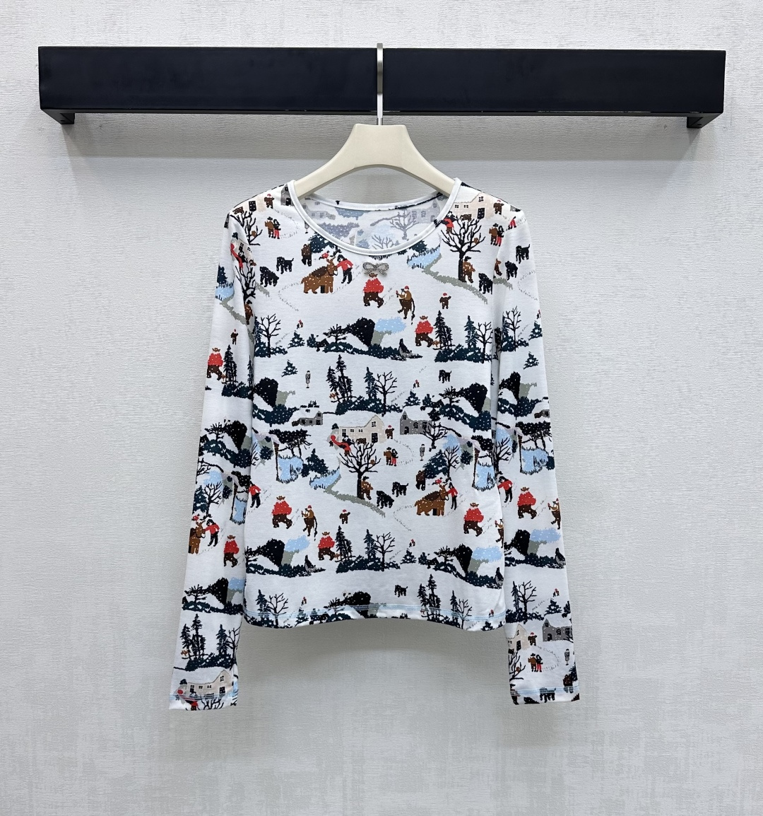 NO:664163,Chane*2025 New Arrival Round Neck Ski Printed Top Made of customized YB imported twill cotton material, comfortable texture and full of elasticity. The rhinestone bow logo is embellished in the center of the chest. The double C logo decoration is integrated to highlight the brand tone. Ski Christmas element patterns are printed all over the body to add layering to the look. Fabric and accessories are developed. Slim fit round neck top is cut. It has a full elastic fit. It is stylish and stylish when worn alone. High version 36 38  40,,chanel, 19860909Chane*2025新品上架圆领滑雪印花上衣 定制YB进口斜纹棉材质 质感舒适 弹力十足 胸口居中位置点缀水钻蝴蝶结徽标 配合融入双C徽标装饰 彰显品牌调性 通体满印滑雪圣诞元素图案 增添造型层次感 面辅料开发 修身圆领上衣裁剪 弹性贴身感十足 单穿内搭都出彩时髦 高版本36 38 40,,chanel, ,Women's clothing