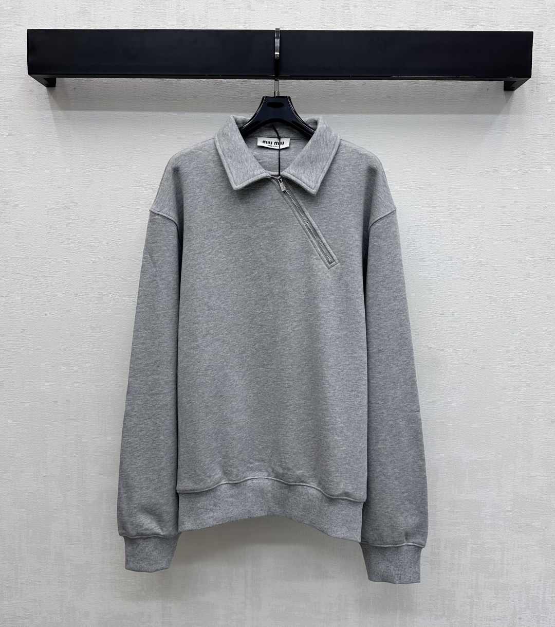 NO:665023,Miumi*2025 new products are on the shelves. Lapel side zipper long-sleeved sweatshirt. Customized YB imported raw twill cotton material. Stiff and stylish. High-quality texture. The front hem and cuffs are threaded. The diagonal side zipper design is used in conjunction with the front of the chest to add a layered look. The back is embellished with iconic letter logo elements to highlight the brand tone. Surface accessories development. Lapel long-sleeved sweatshirt. It is very stylish to wear alone in autumn and winter.  high version,,miumiu,hoodie,sweatshirts, 19860909Miumi*2025新品上架 翻领侧拉链长袖卫衣 定制YB进口原生斜纹全棉材质 挺括有型 质感上乘 前襟衣摆与袖口都采用螺纹包边处理 配合胸前沿用斜侧式拉链设计 增添造型层次感 后背点缀标志性字母徽标元素 彰显品牌调性 面辅料开发 翻领长袖卫衣 秋冬叠穿单穿都超有范儿   高版本,,miumiu,hoodie,sweatshirts, ,Women's clothing