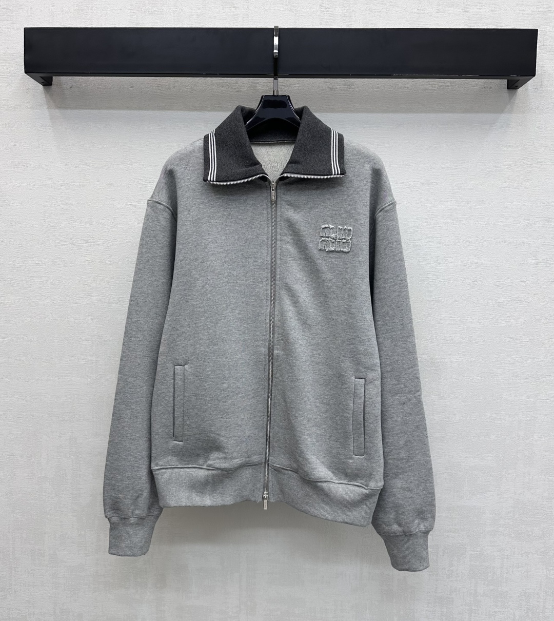 NO:665753,Miumi*2025 new arrivals, lapel webbing contrast jacket, custom-made YB imported twill cotton material, breathable, comfortable and stylish, placket with engraved zipper adjustment design, stripe contrast processing with collar edge, adding layering to the look, iconic letter embroidery logo decoration on the chest, highlighting the brand tone, surface accessories development, lapel zipper jacket tailoring, both men and women can control the trend of fashion, can also be purchased separately, high version,,miumiu,jackets &  coats,jackets & coats, 19860909Miumi*2025新品上架翻领织带撞色外套定制YB进口斜纹全棉材质 透气舒适有型 开襟搭配刻印拉链调节设计 配合领边沿用条纹撞色处理 增添造型层次感 胸前点缀标志性字母刺绣徽标装饰 彰显品牌调性 面辅料开发 翻领拉链夹克外套剪裁 男女均可驾驭穿搭潮流时髦 也可分开购入  高版本,,miumiu,jackets & coats,jackets & coats, ,Women's clothing