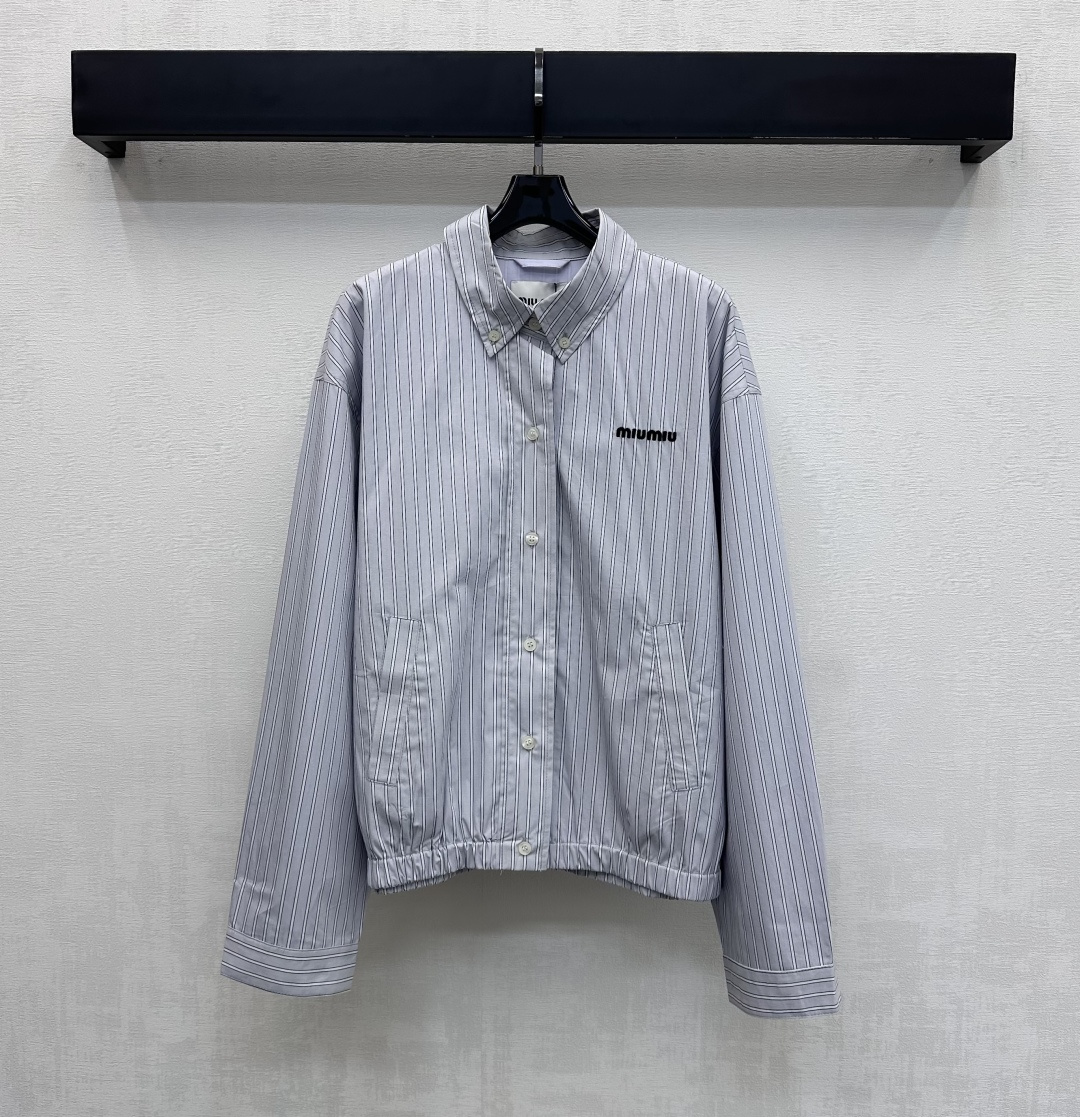 NO:663996,Miumi*2025 new products are on the shelves. Lapel striped jacket. Customized YB original twill cotton material. High-quality texture. Stylish to wear. The whole body is designed with blue stripes arranged vertically. It is fixed with buttons on the placket and collar and can be detached with buttons on the back. It adds layering to the look. The iconic embroidered letter logo is decorated on the chest to highlight the brand tone. The lapel shirt-style outline jacket is developed with surface accessories. Pair it with the same series of skirts. The complete set has more brand charm.  Fashionable and trendy, you can also buy them separately. High version,,miumiu,skirts,jackets & coats,jackets & coats,shirts, 19860909Miumi*2025新品上架 翻领条纹外套 定制YB原生斜纹全棉材质 质感上乘 穿搭有型 通体沿用蓝色对条条纹竖状排列设计 配合开襟与领边纽扣固定搭配后背纽扣可拆分处理 增添造型层次感 胸前点缀标志性刺绣字母徽标装饰 彰显品牌调性 面辅料开发翻领衬衫式轮廓夹克外套 搭配同系列半身裙 成套搭配更具品牌魅力 时髦潮流 也可分开购入 高版本,,miumiu,skirts,jackets & coats,jackets & coats,shirts, ,Women's clothing